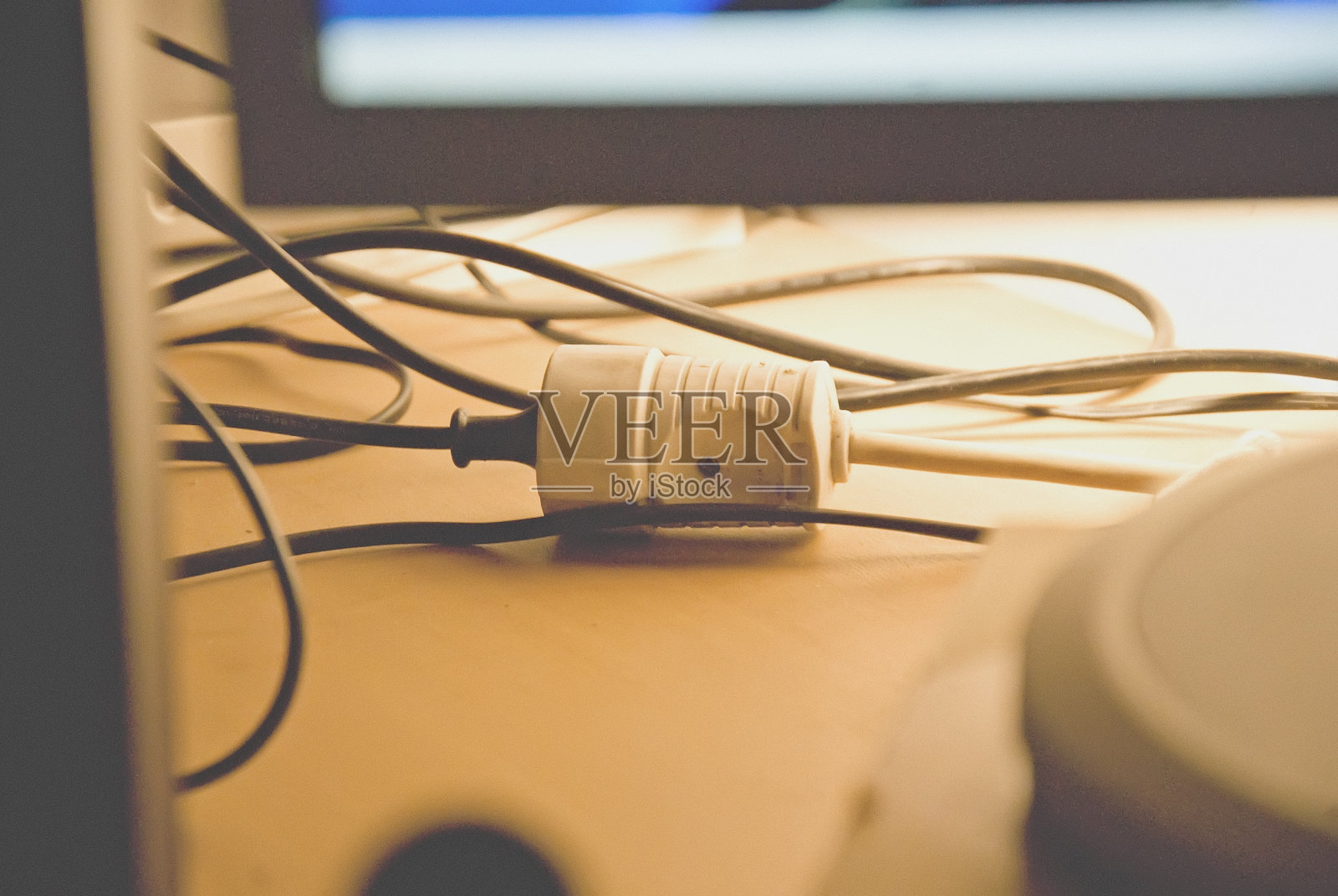 个人电脑显示器后面的电缆照片摄影图片