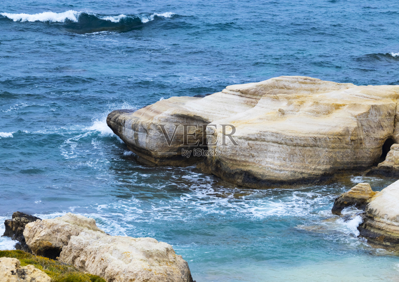 海浪拍打海滩与岩石背景，悬崖在海上，塞浦路斯顶部鸟瞰，自然背景与海洋，度假和放松在一个僻静的地方照片摄影图片