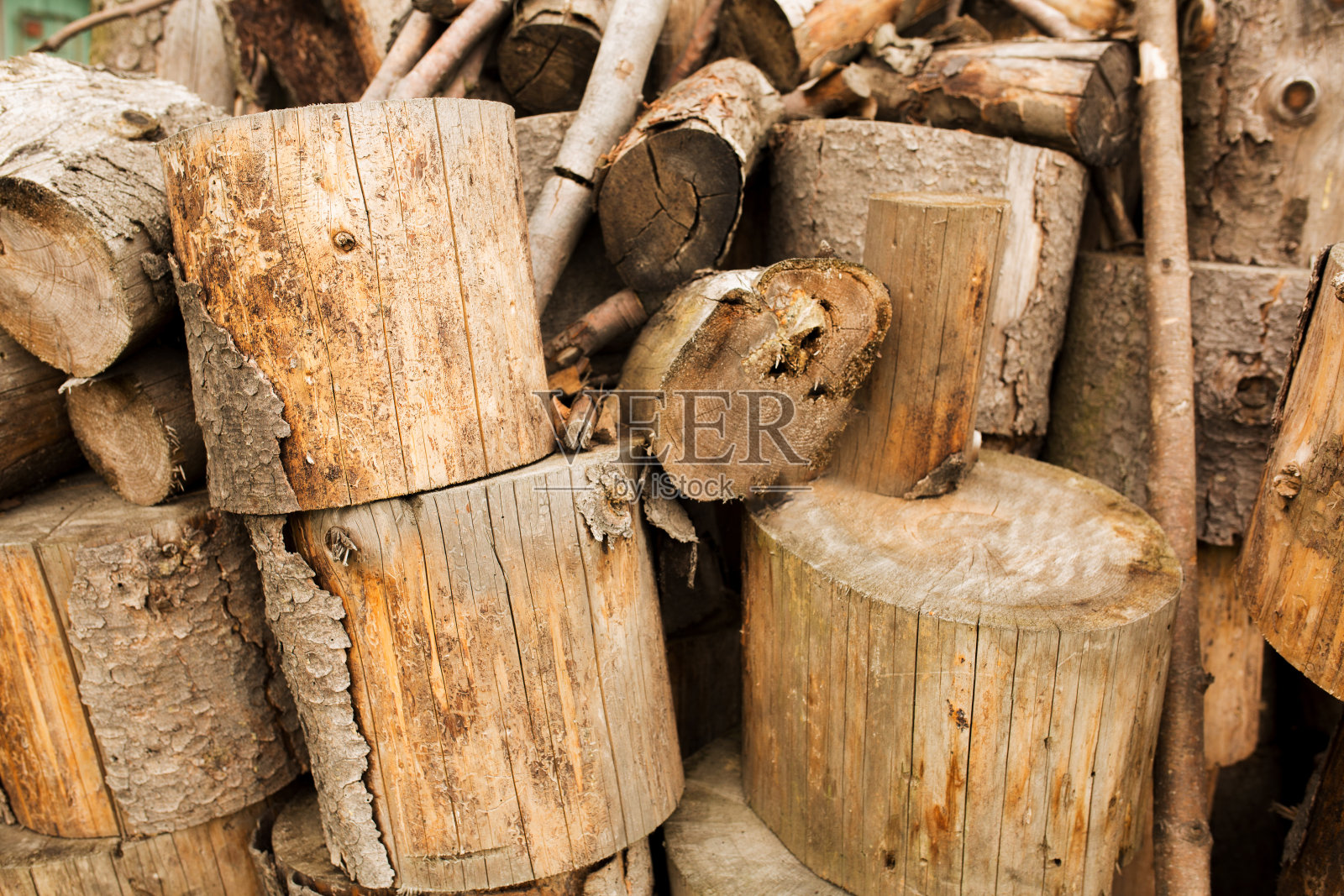 村里有柴火松照片摄影图片