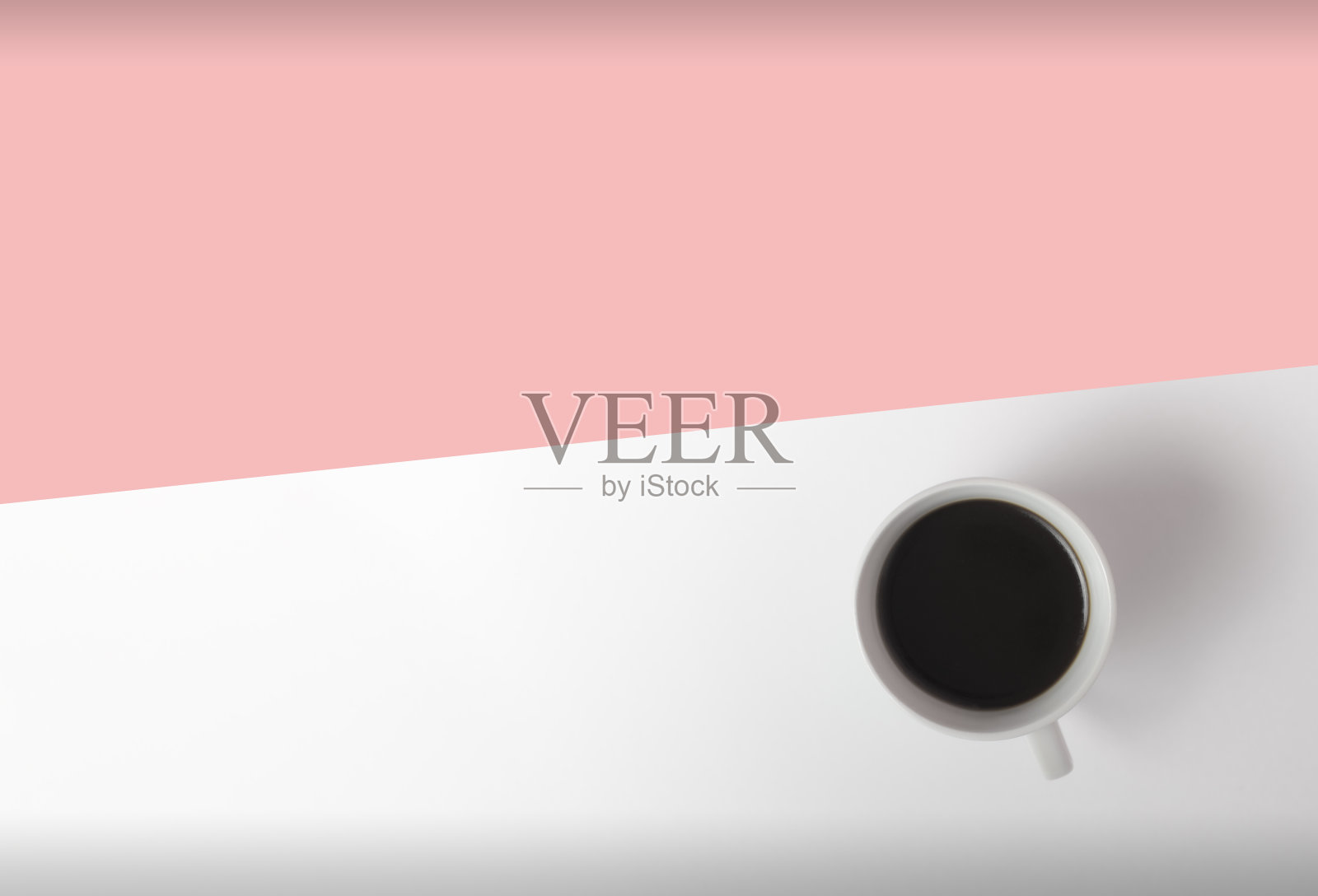 一杯咖啡上的白色和桃色背景“顶视图与副本空间照片摄影图片