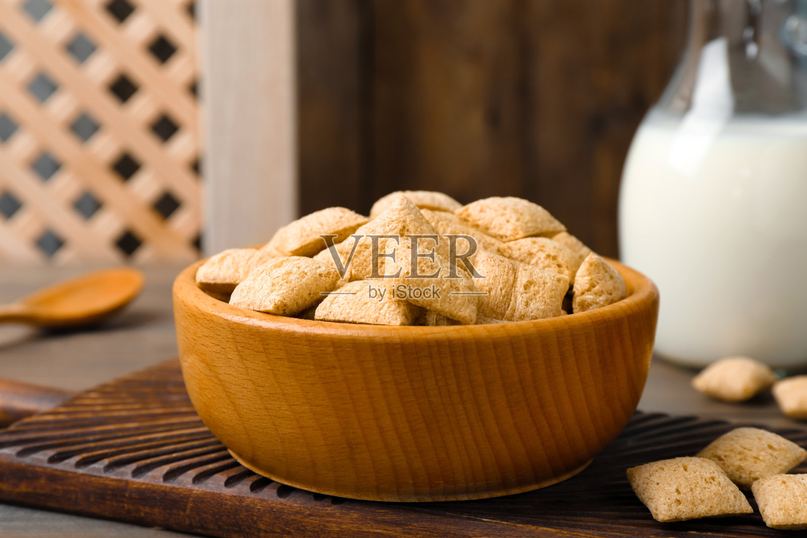 一碗美味的玉米垫放在木桌上照片摄影图片