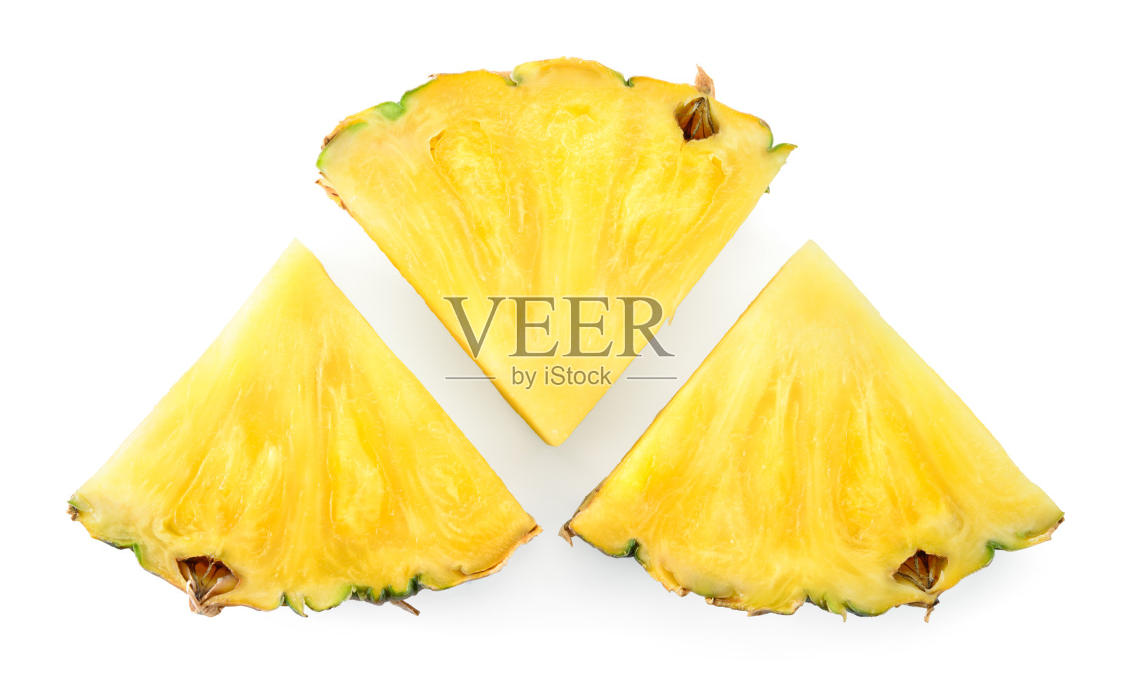 菠萝片隔离。把菠萝切成白色。新鲜的菠萝设置顶部视图。全景深。照片摄影图片