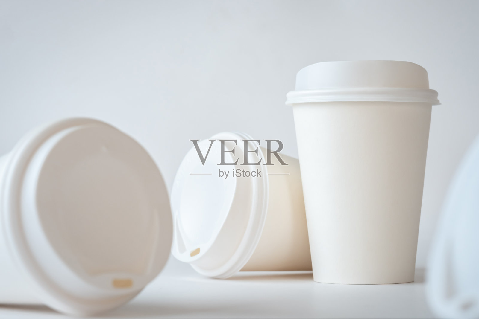 纸咖啡杯孤立的白色背景，咖啡杯模型。照片摄影图片