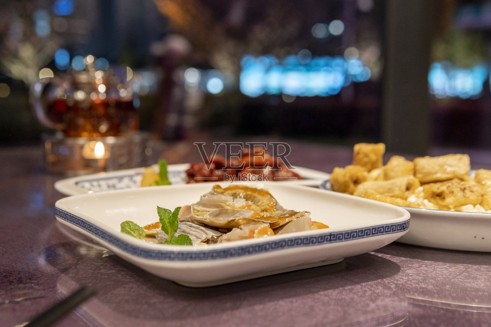 餐厅里有腌蟹、糖醋排骨和炸豆腐片照片摄影图片