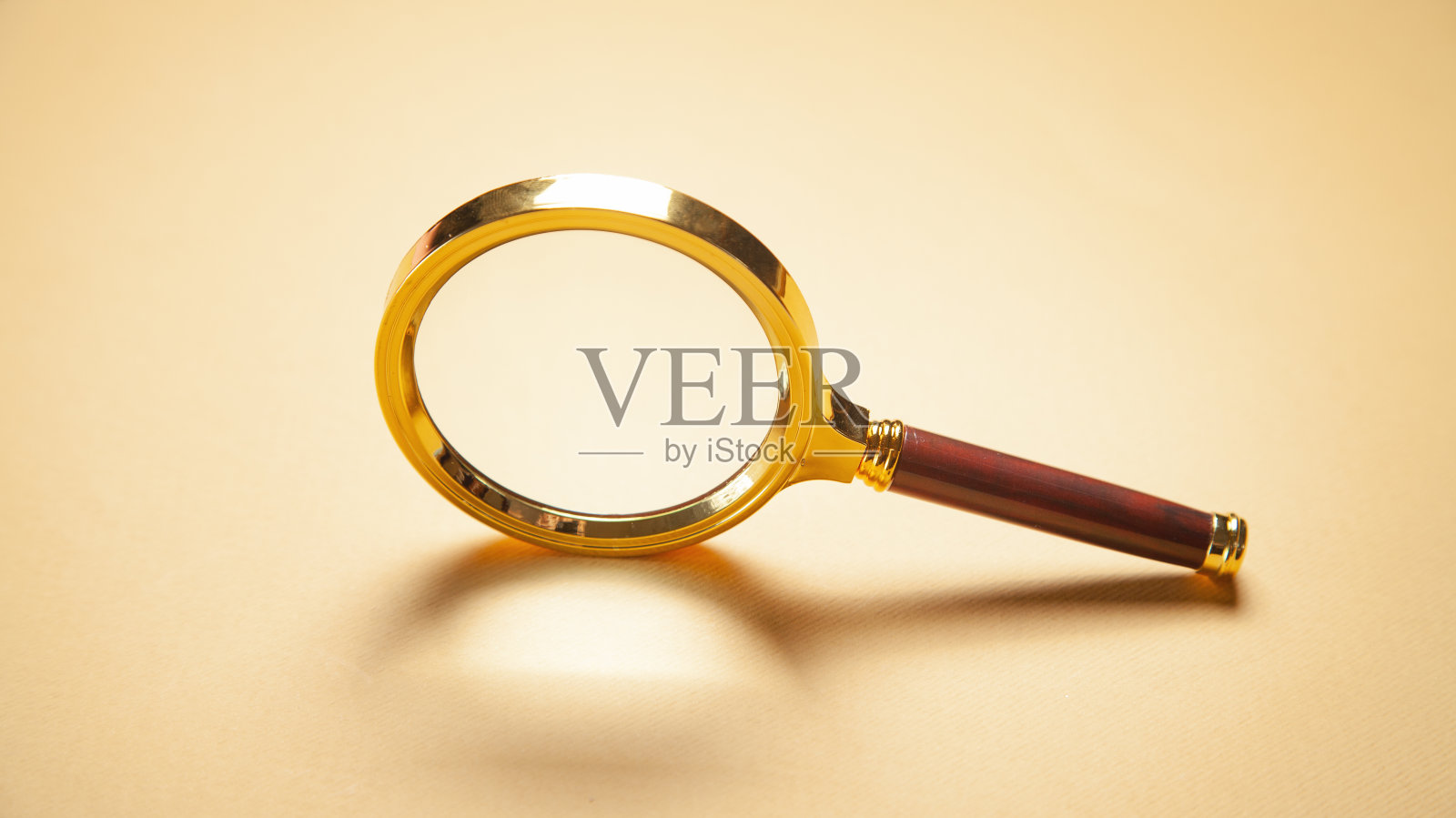 黄色背景上的放大镜。照片摄影图片