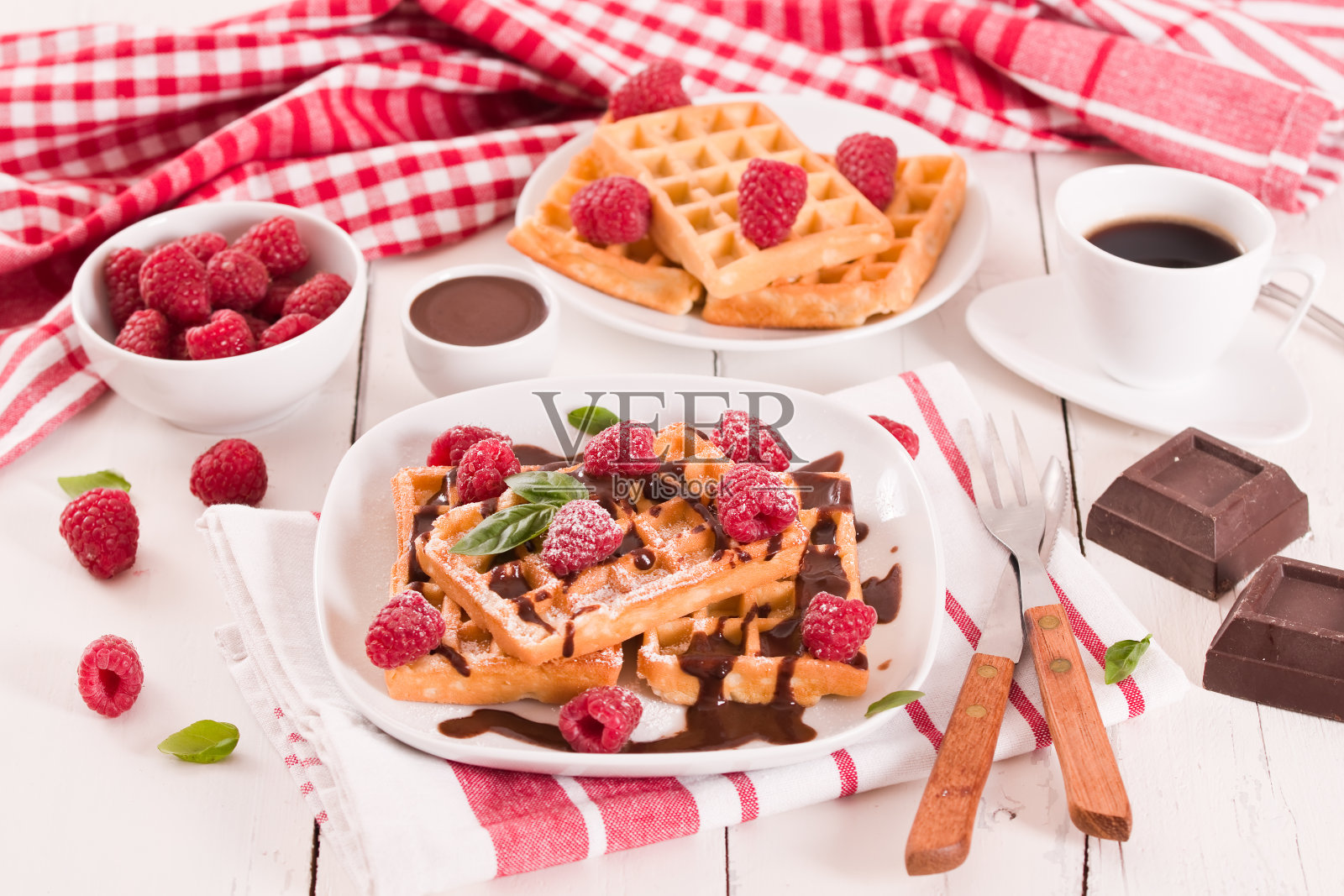 松饼配覆盆子和巧克力奶油。照片摄影图片