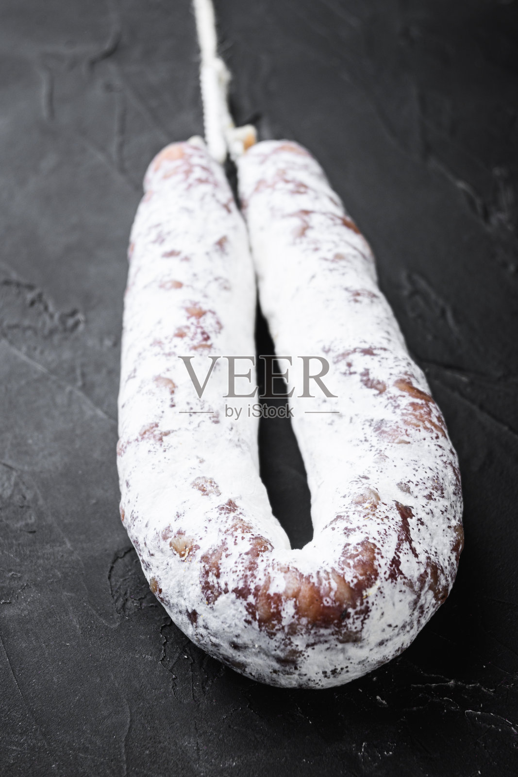 香肠在黑色的表面照片摄影图片