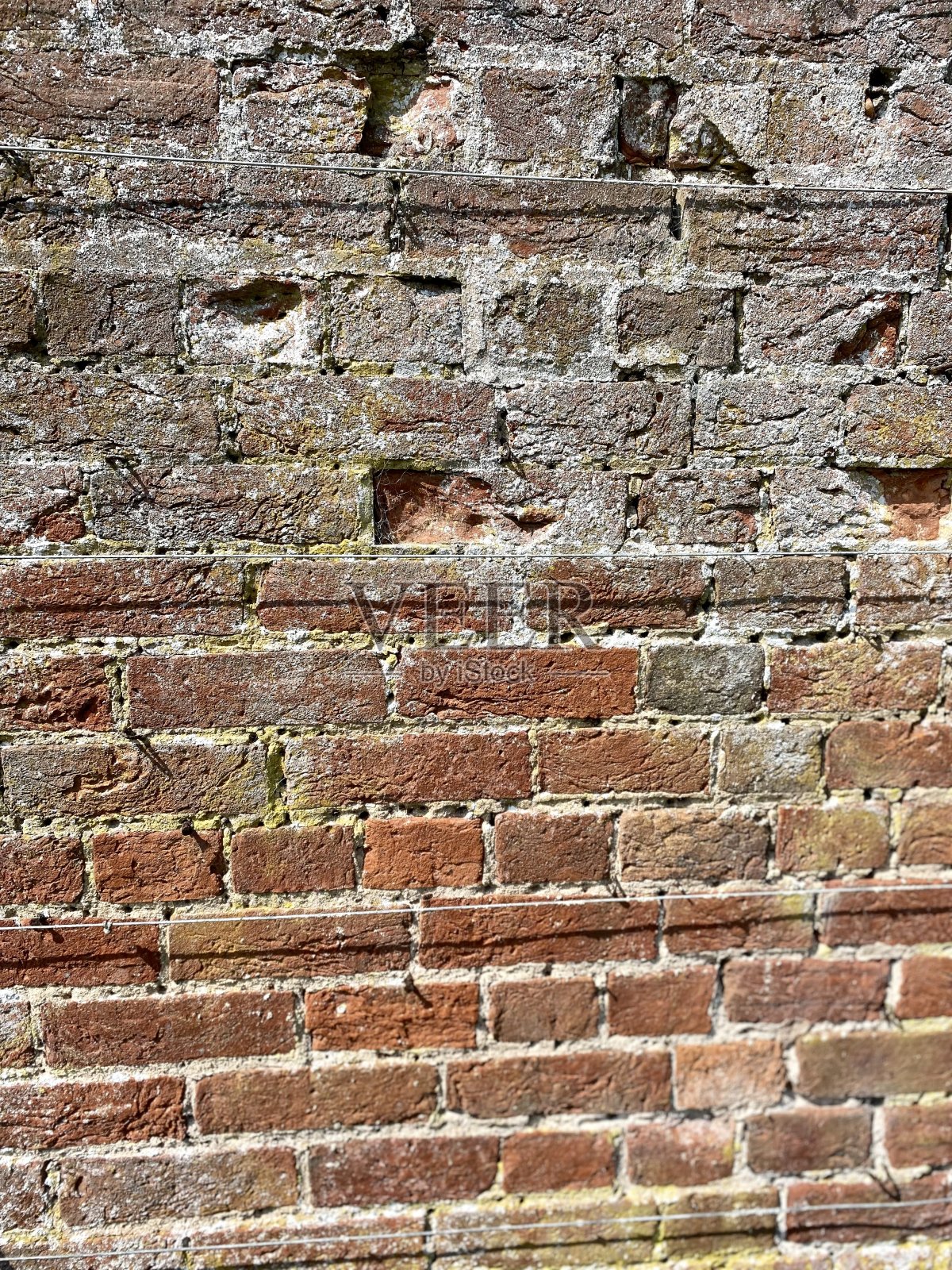 带电线的旧砖墙照片摄影图片