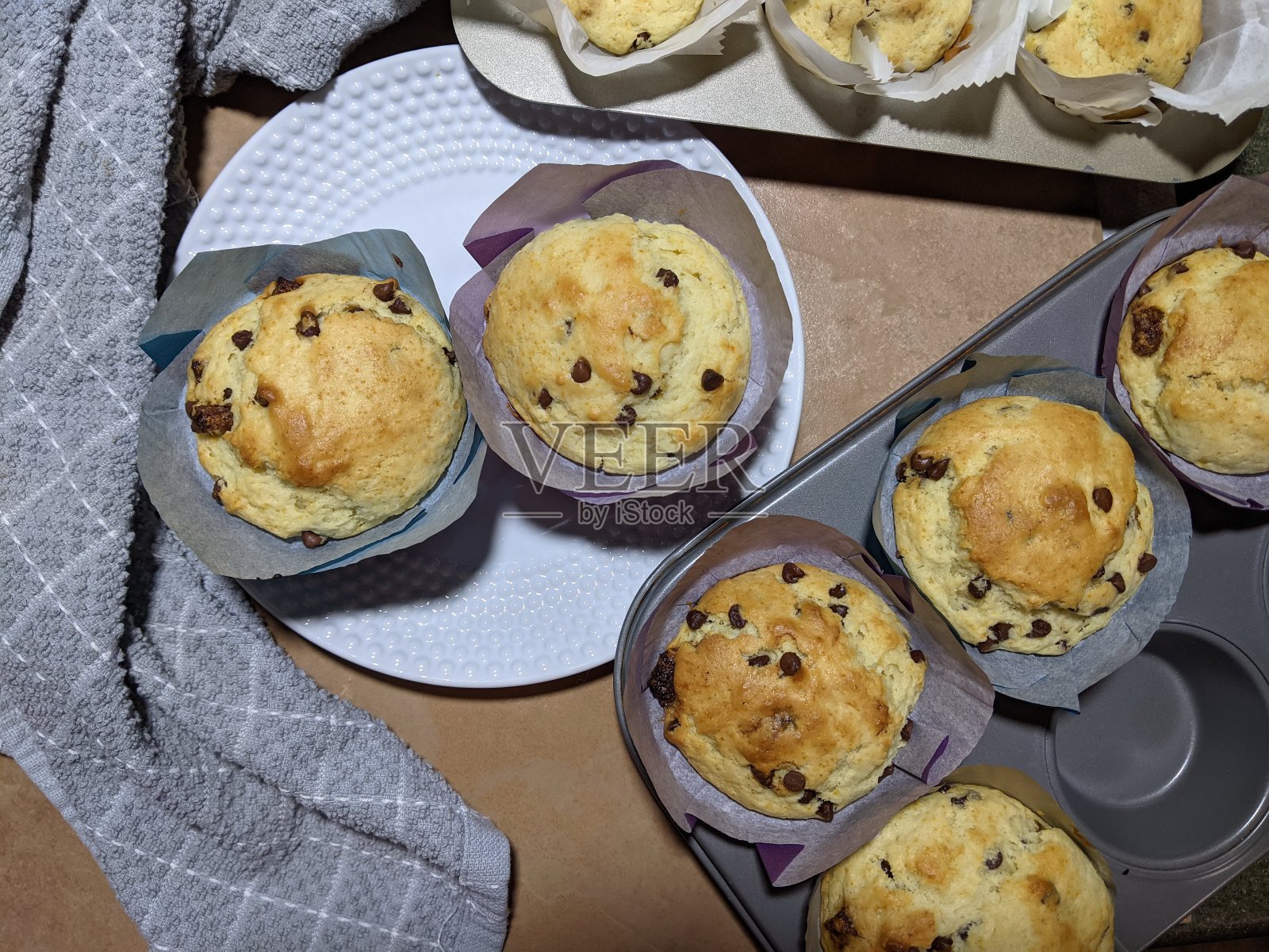 枣子和巧克力松饼刚出炉照片摄影图片