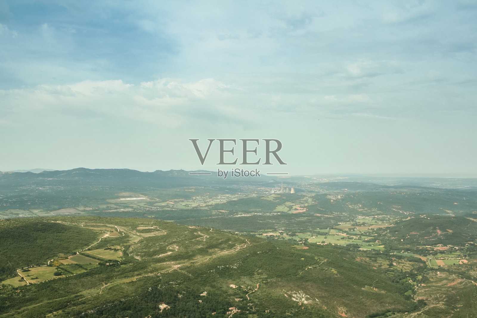 从圣维克多瓦尔山山顶俯瞰普罗旺斯平原和群山。圣维克多瓦尔山是普罗旺斯艾克斯的象征，保罗·塞尚常画。照片摄影图片