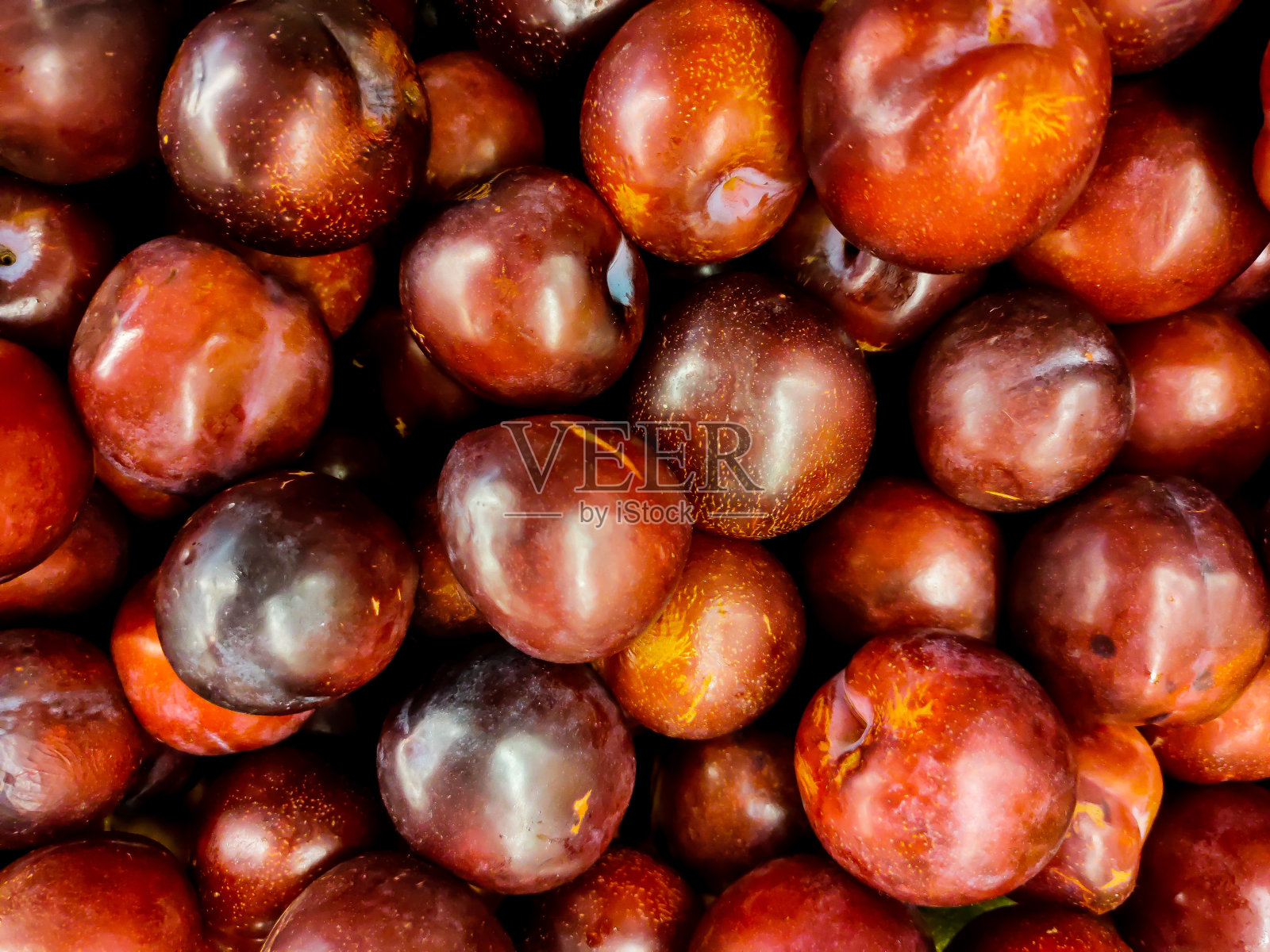 店里有一大群李子果照片摄影图片