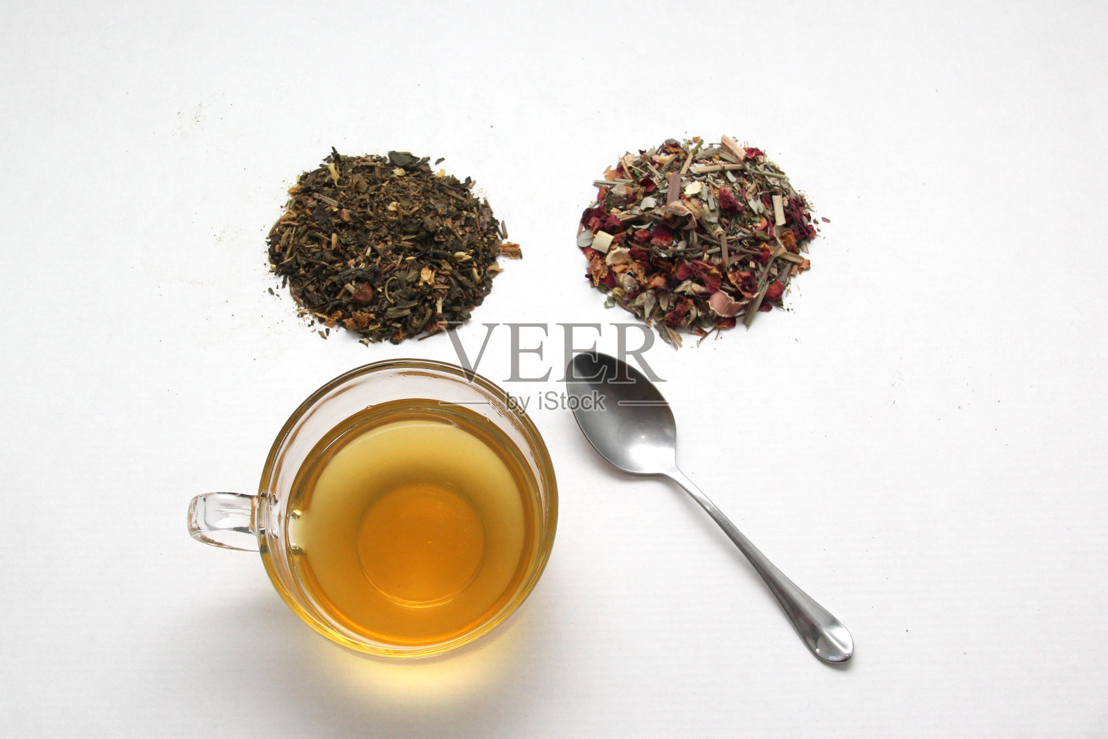 冲壶，玻璃杯，草药茶，勺子，为放松，愈合，减肥的灌输照片摄影图片