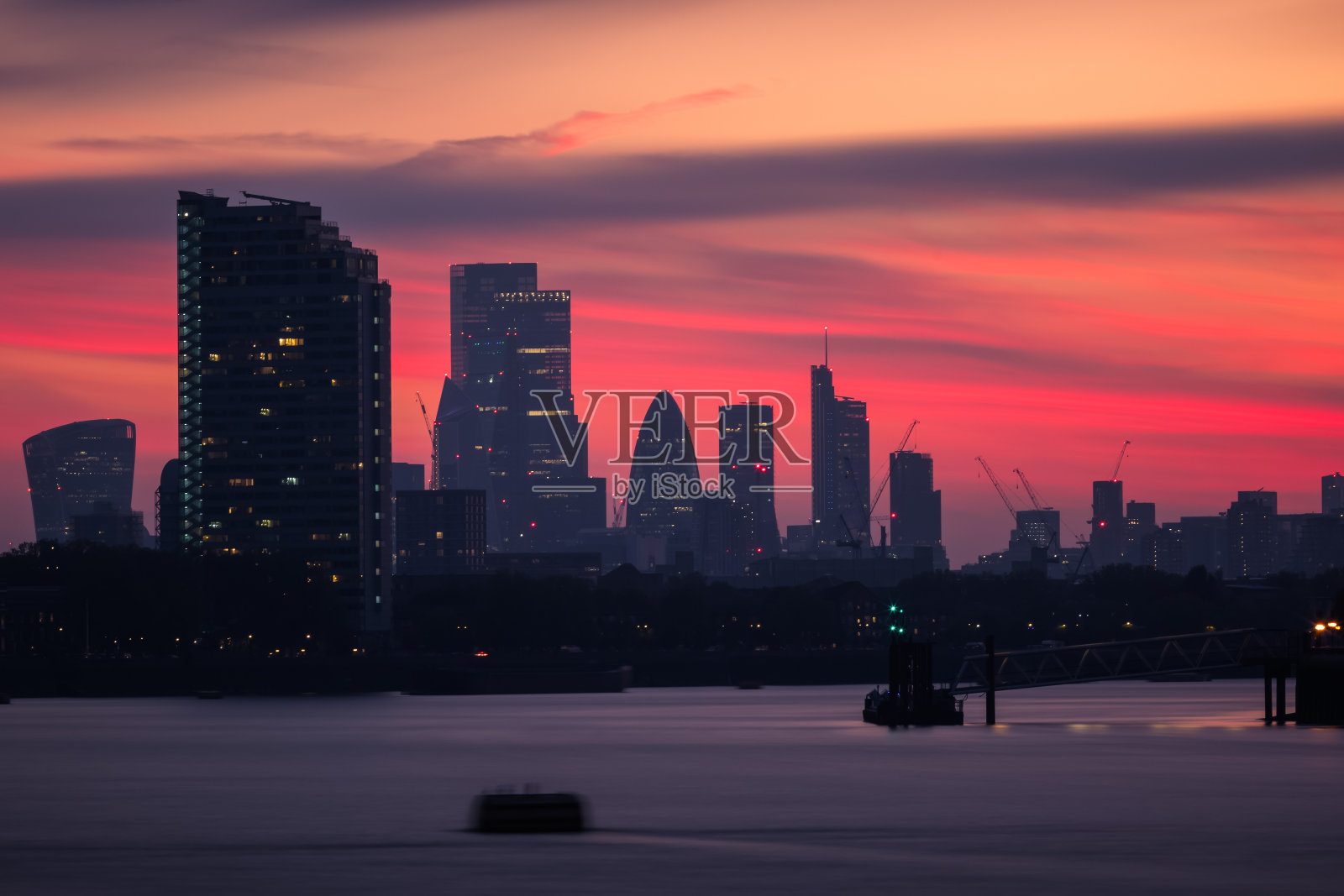 在日落时照亮伦敦城市景观和主楼露台码头照片摄影图片