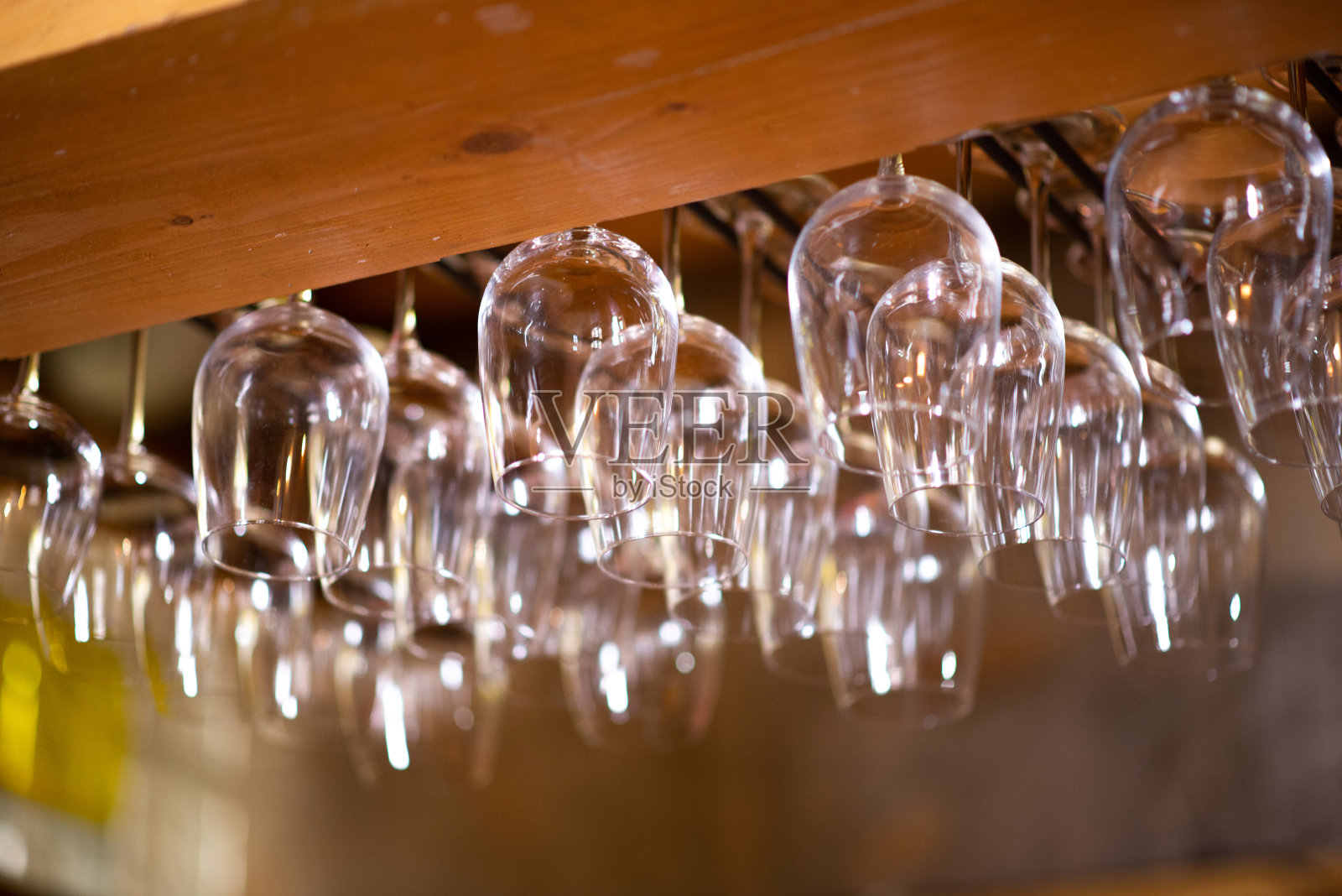 在自助餐厅挂酒杯照片摄影图片