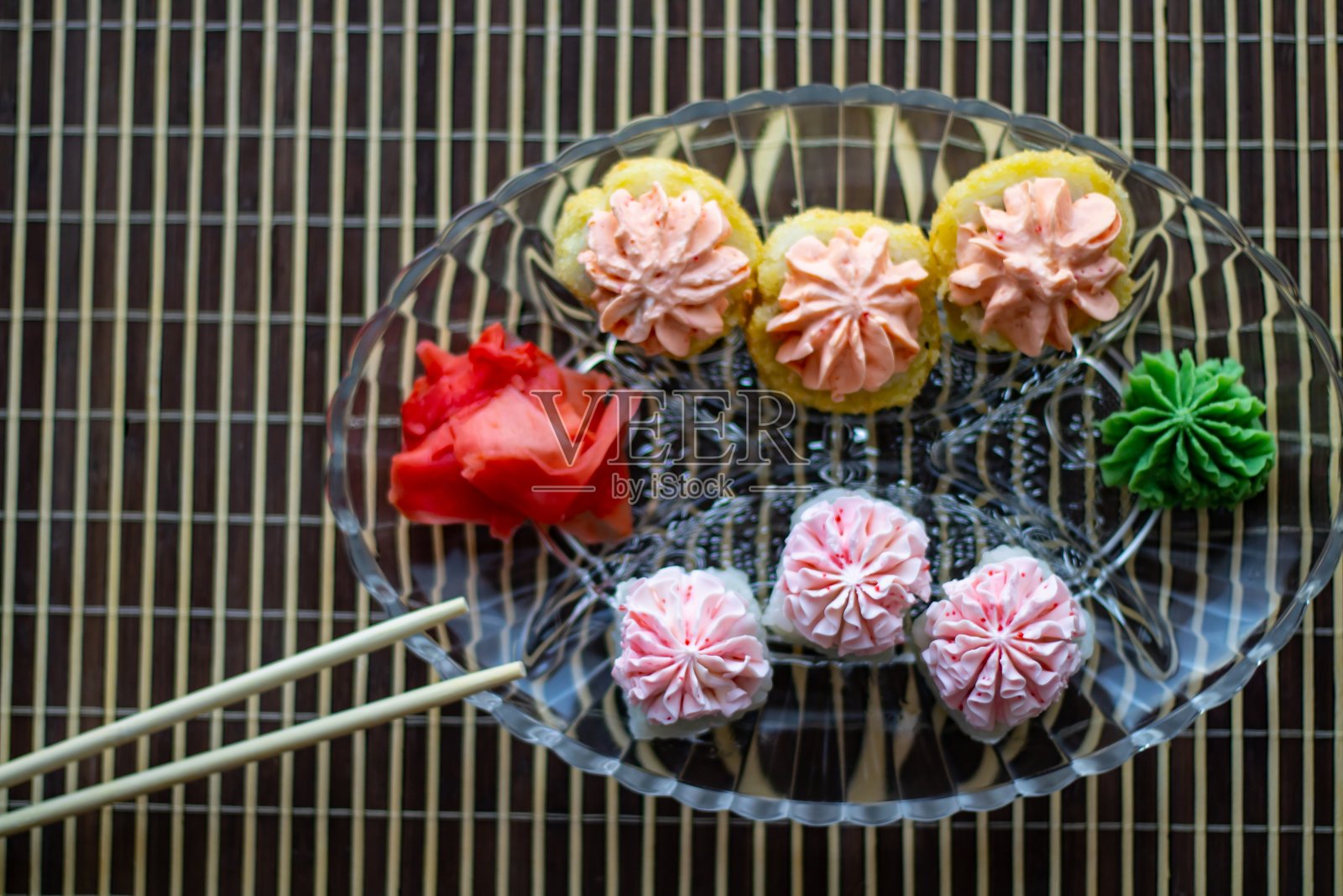 日本卷是很漂亮的晚餐。精致的晚餐。照片摄影图片