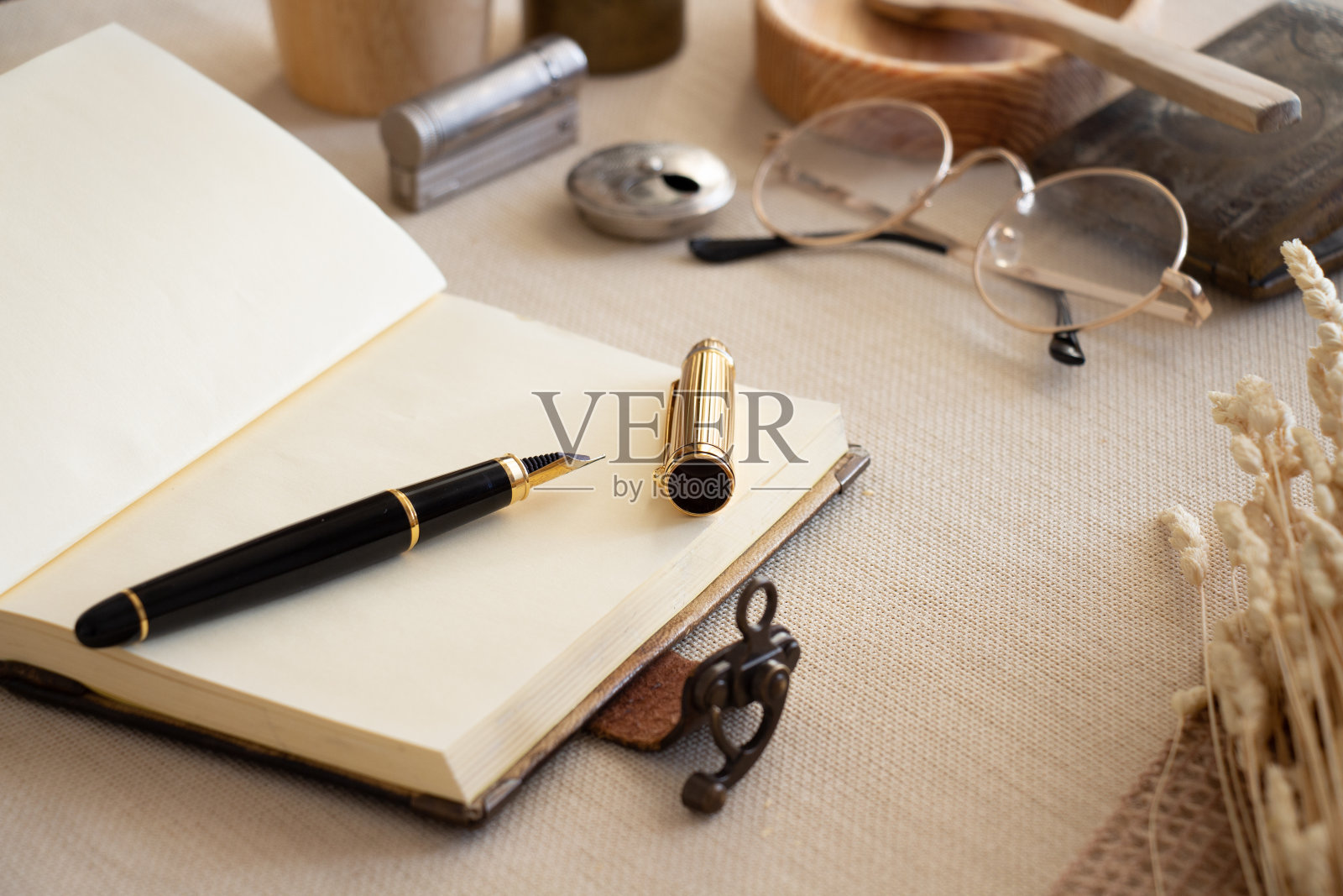 皮革笔记本上的神秘背景照片摄影图片