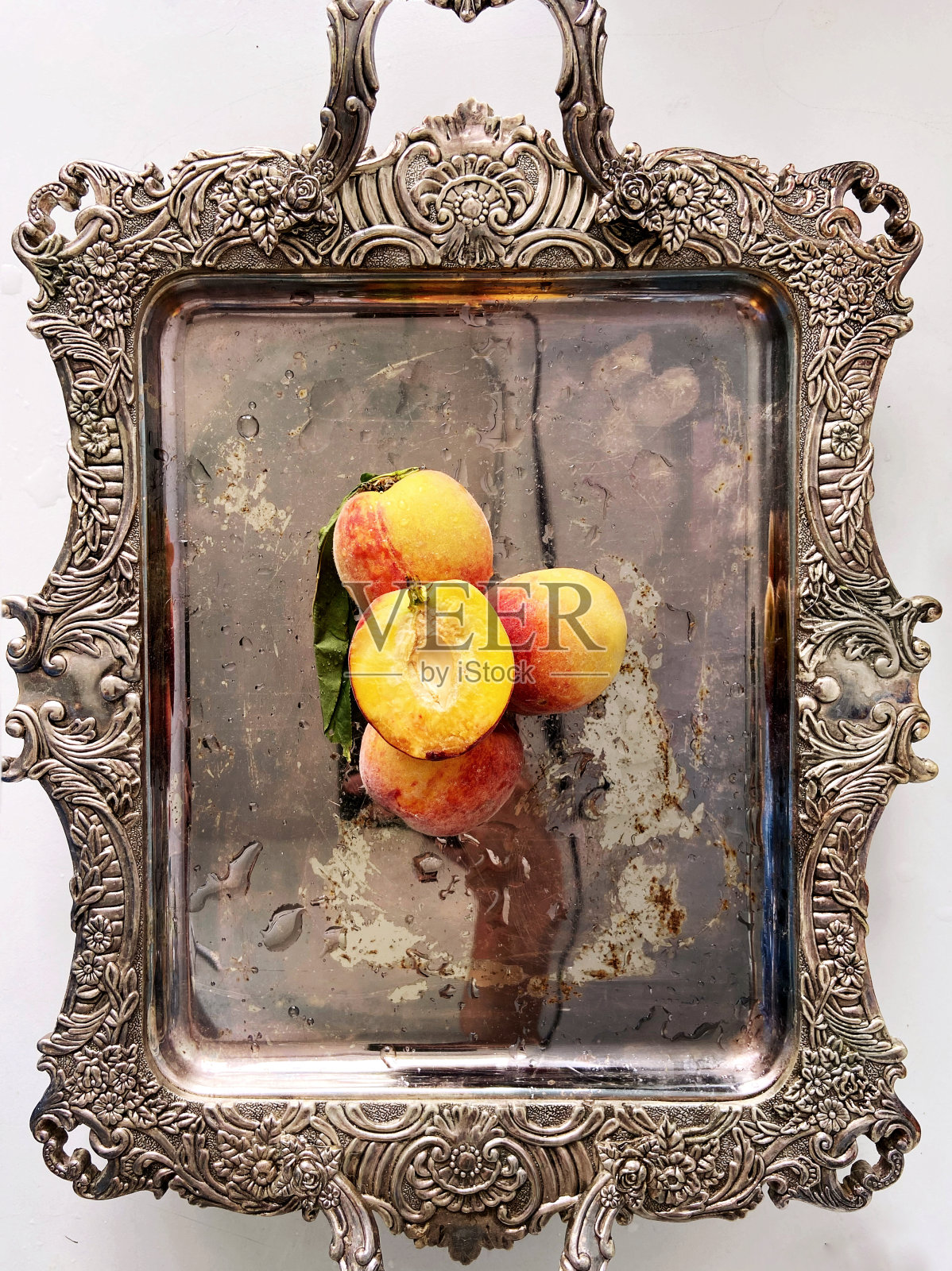 口感醋油沙司食物托盘与成熟的水果照片摄影图片