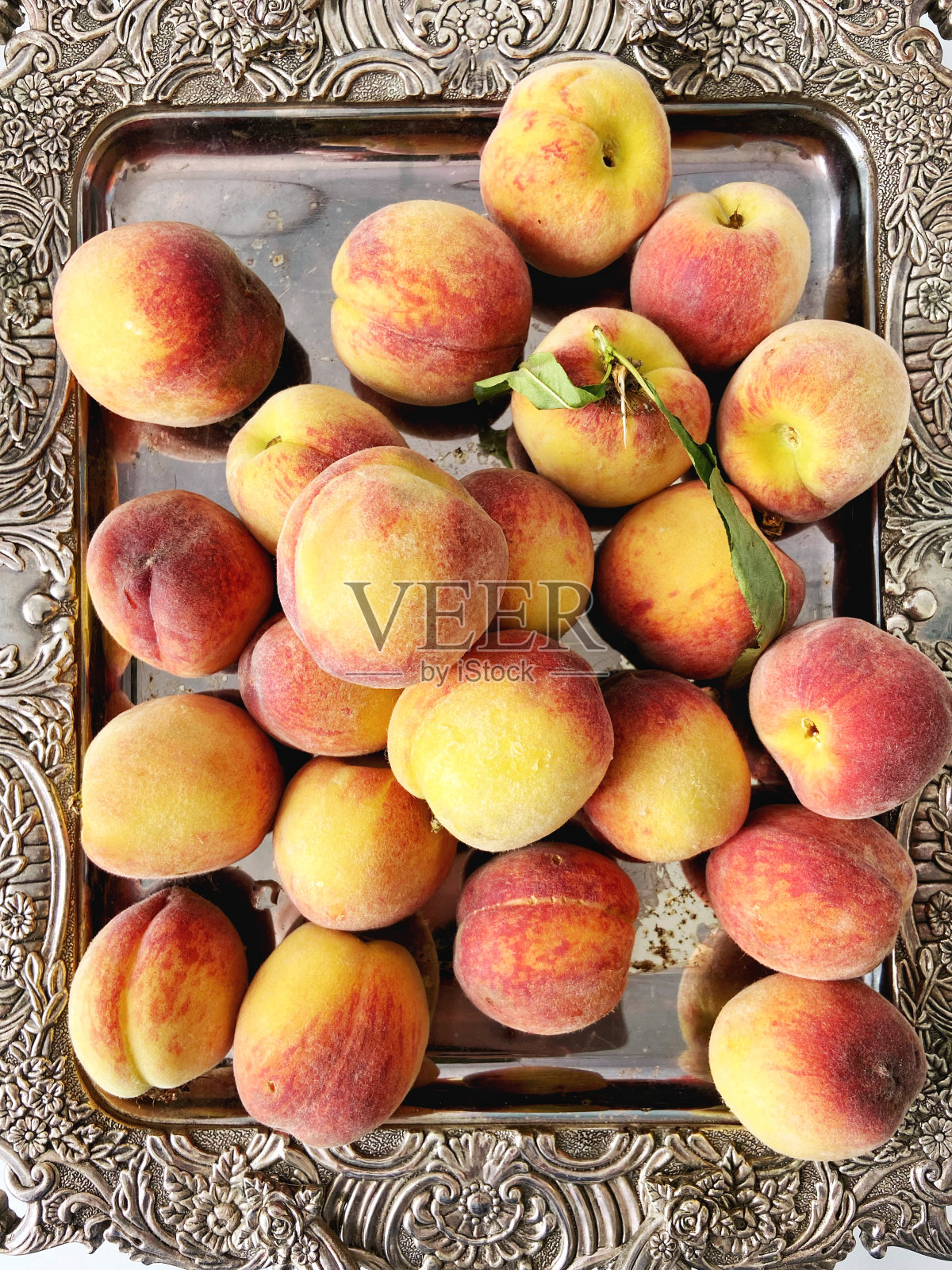 俯视图上的桃子在醋汁盘照片摄影图片