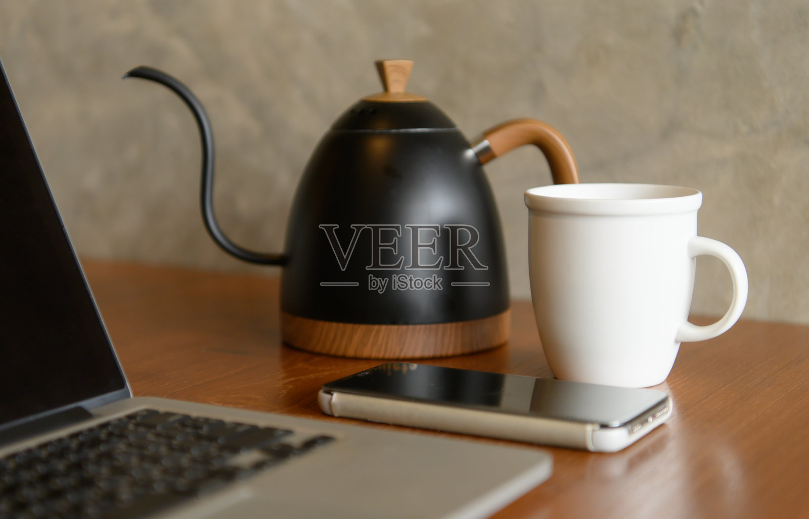 白咖啡杯，让咖啡爱好者乐于喝咖啡，因为他们可以体验到真正咖啡的味道。照片摄影图片