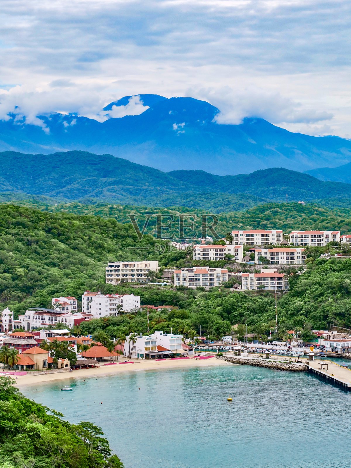 海滩度假胜地及山脉照片摄影图片