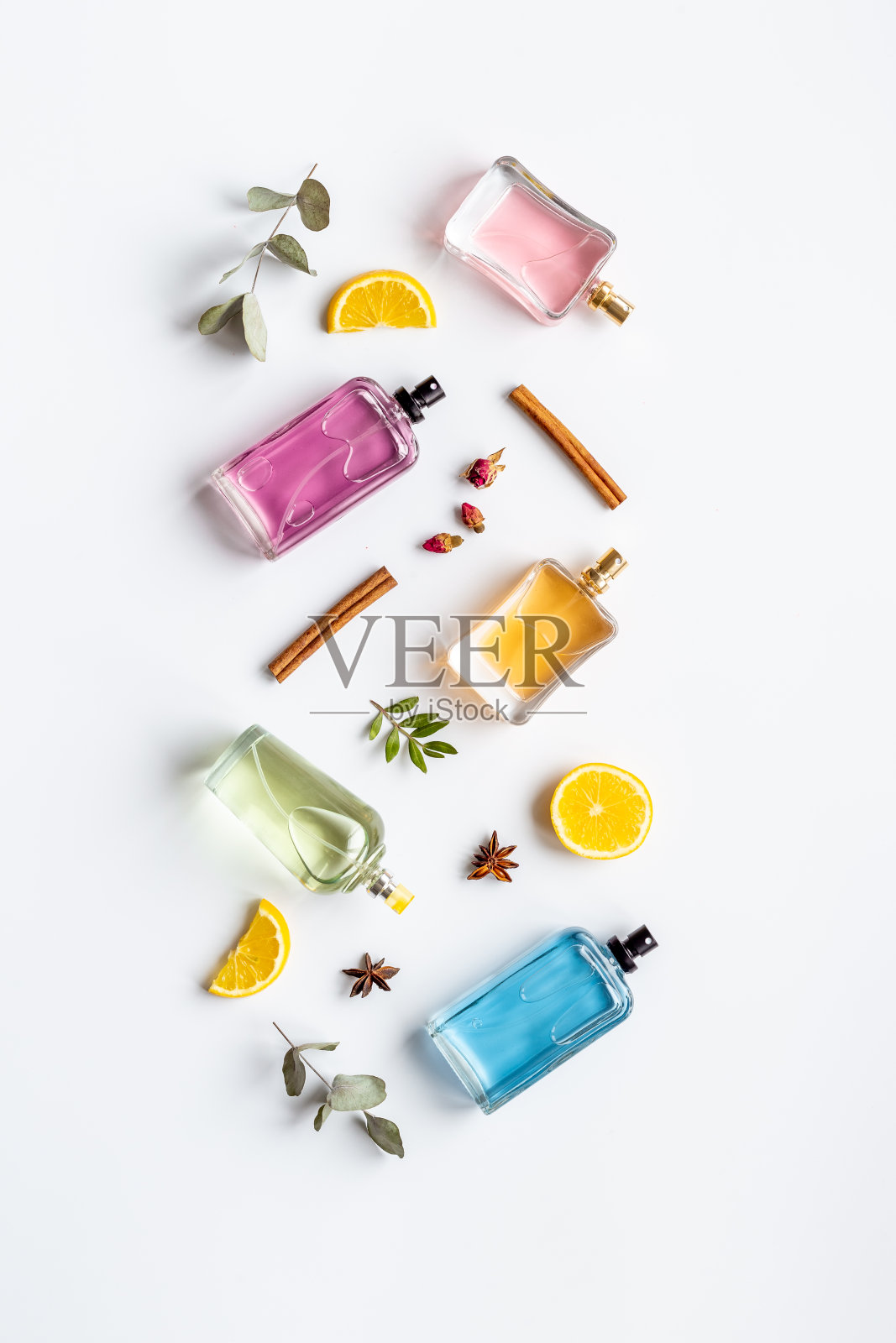 装着花、叶和水果的香水瓶。俯视照片摄影图片