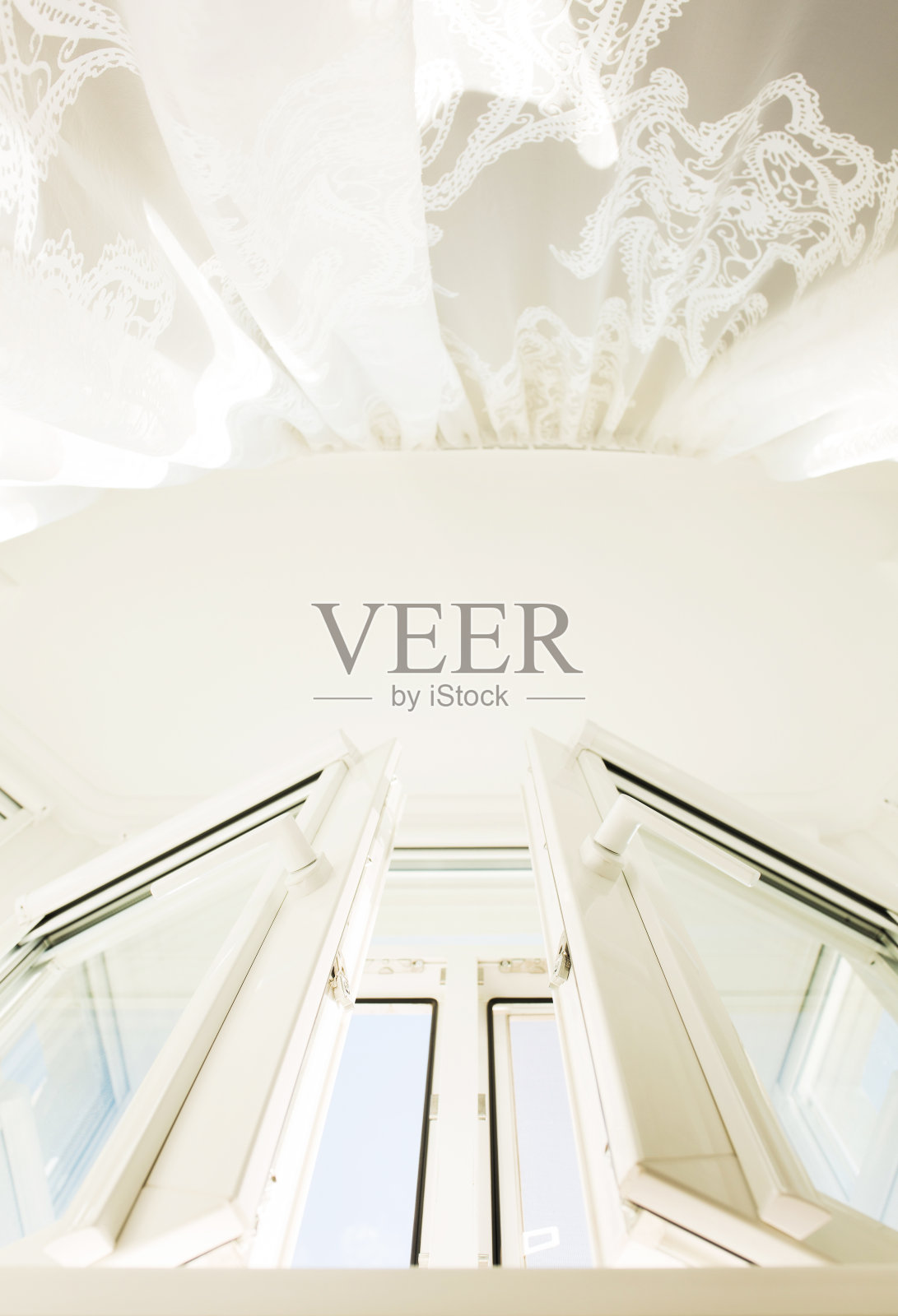 从下面看PVC透明窗帘窗户照片摄影图片