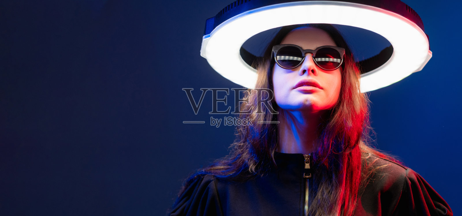 赛博朋克女人未来主义旗帜霓虹电子光环照片摄影图片