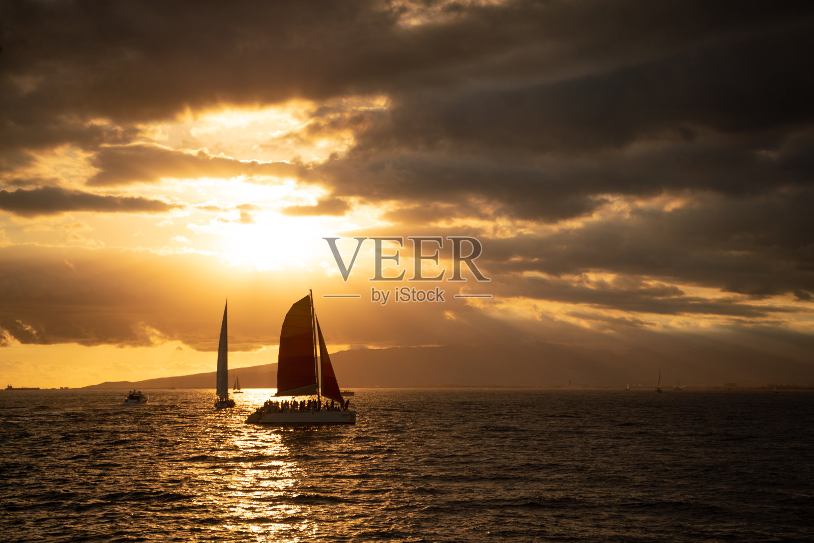 日落时分，夏威夷瓦胡岛的双体船照片摄影图片