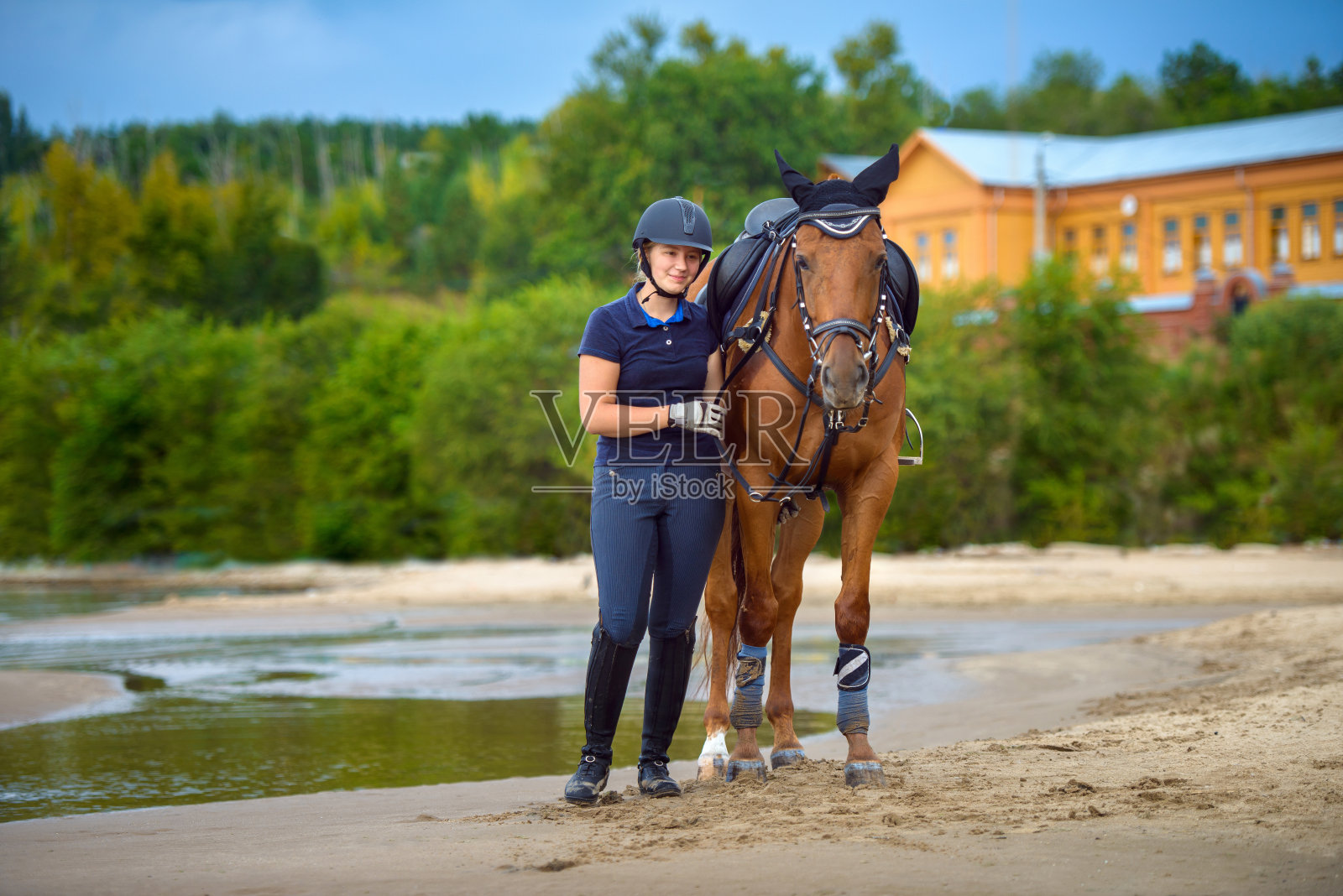 清晨在海滩海岸线上骑马的女孩照片摄影图片
