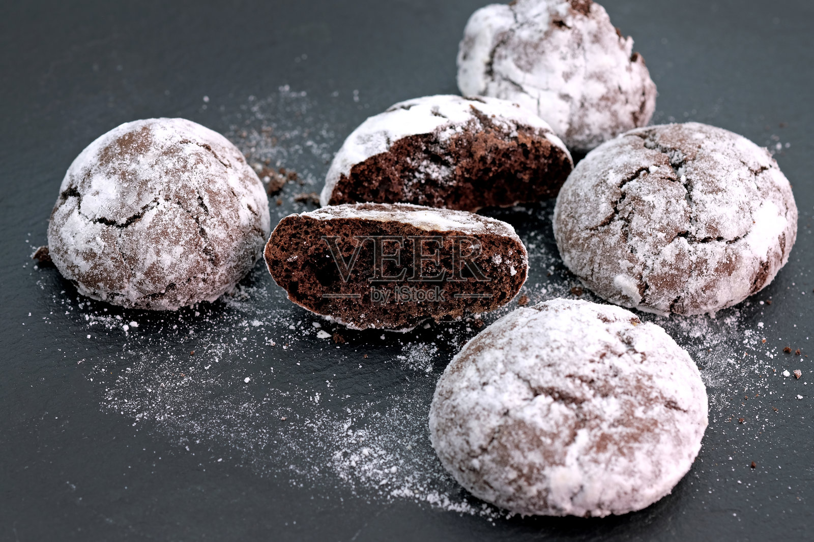 巧克力饼干撒上糖粉。照片摄影图片