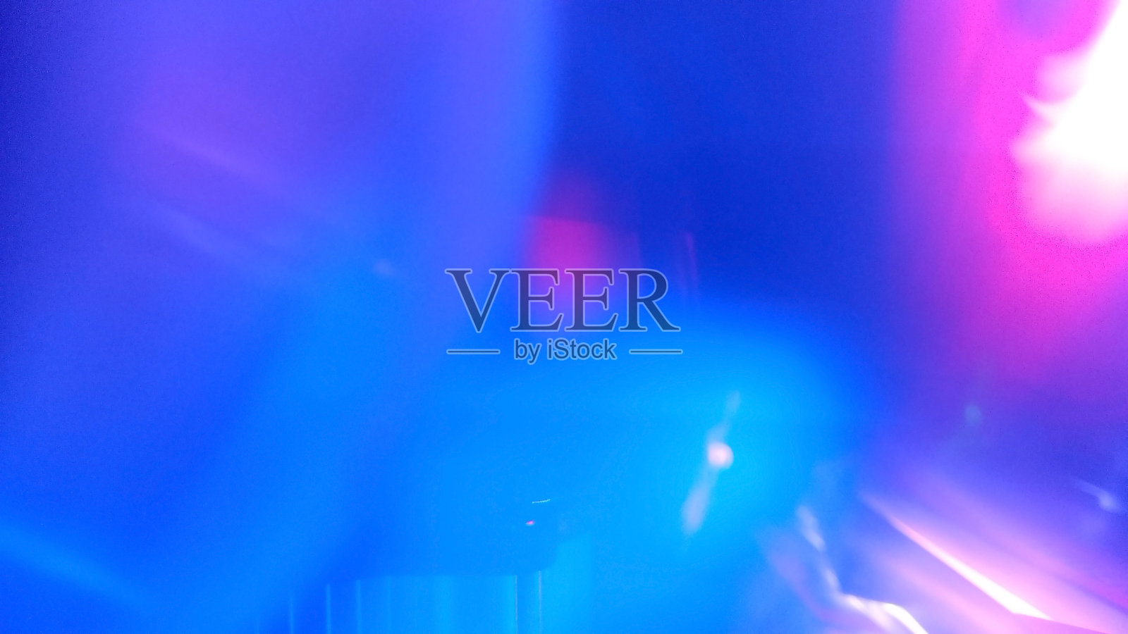 粉红色和紫色的光线。蓝色流体模糊发光抽象氖发光技术线。散焦和模糊明亮的紫外光。现代霓虹与散焦灯光和粉色渐变背景。照片摄影图片