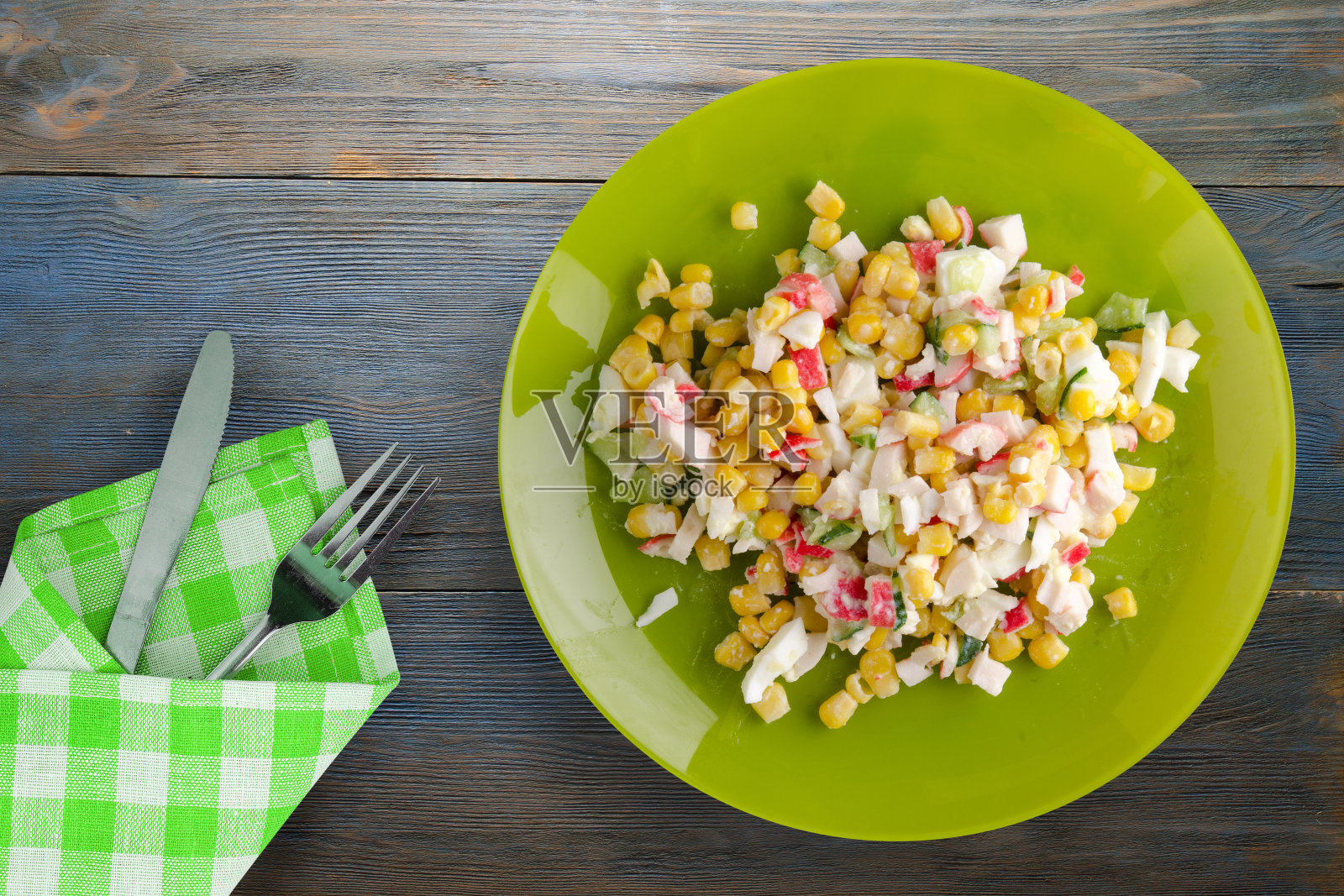 蟹肉沙拉装在盘子里照片摄影图片