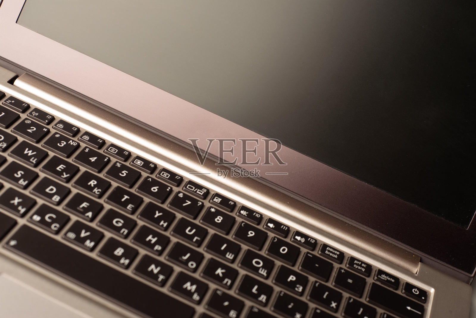 俄罗斯图拉市——2021年6月28日:带标志的现代华硕笔记本电脑照片摄影图片