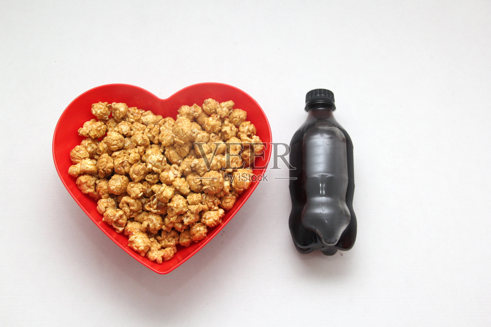 焦糖爆米花和可乐在一个容器准备为派对或电影零食照片摄影图片