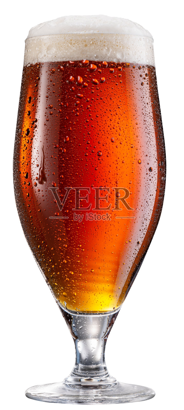 一杯红色麦芽啤酒，啤酒泡沫头被孤立在白色背景上。文件包含裁剪路径。照片摄影图片