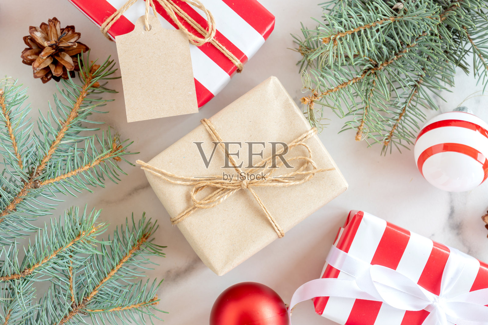 圣诞和新年背景与针叶树枝，装饰和礼物包装在牛皮纸与小玩意。平躺，俯视图照片摄影图片