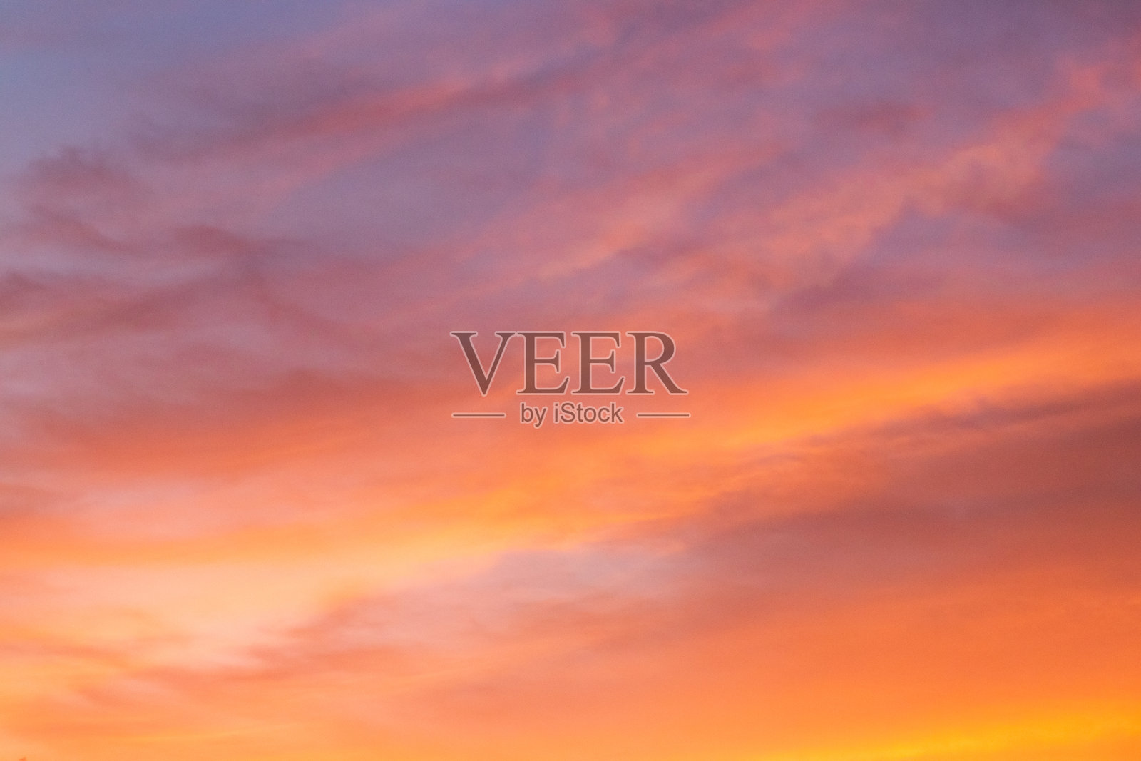 美丽的颜色轻天空与云背景从日落照片摄影图片