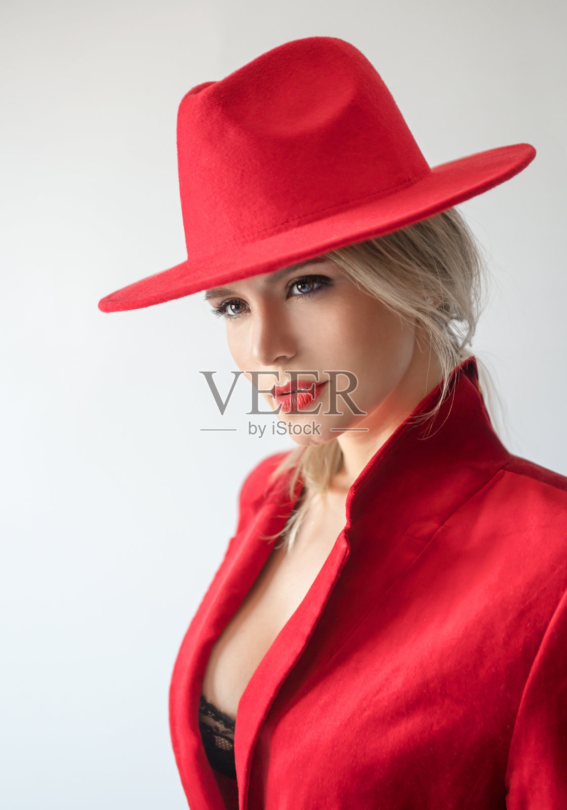 戴红帽子的漂亮女人照片摄影图片