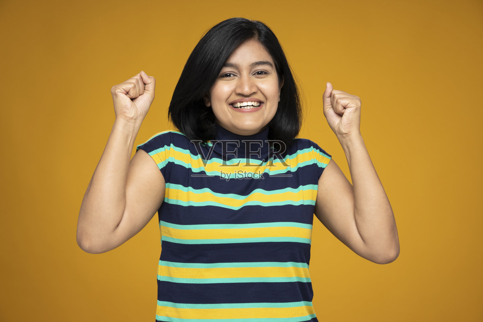 年轻妇女的肖像在短头发站孤立的黄色背景:股票照片照片摄影图片