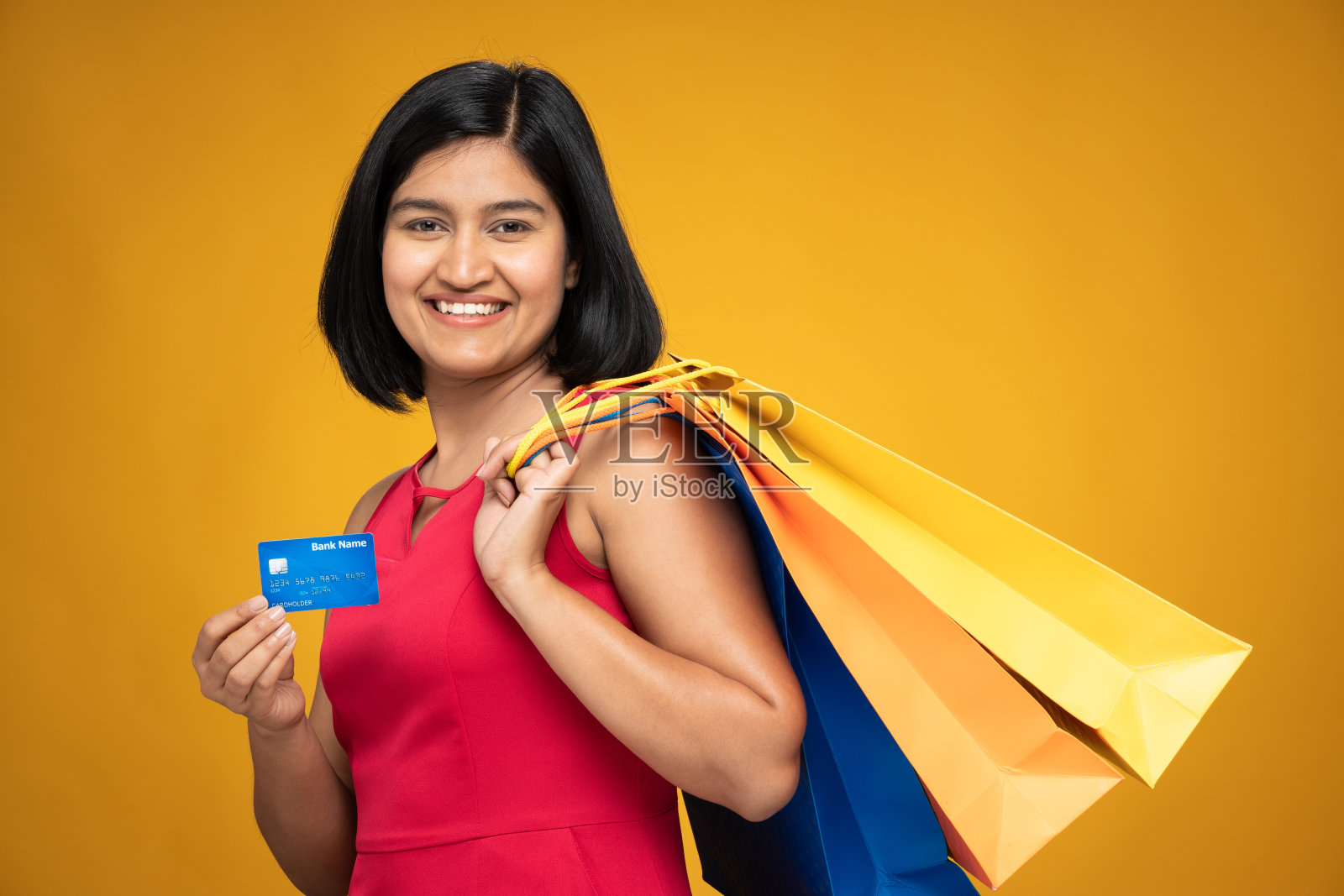 年轻妇女的肖像在短头发站孤立的黄色背景:股票照片照片摄影图片