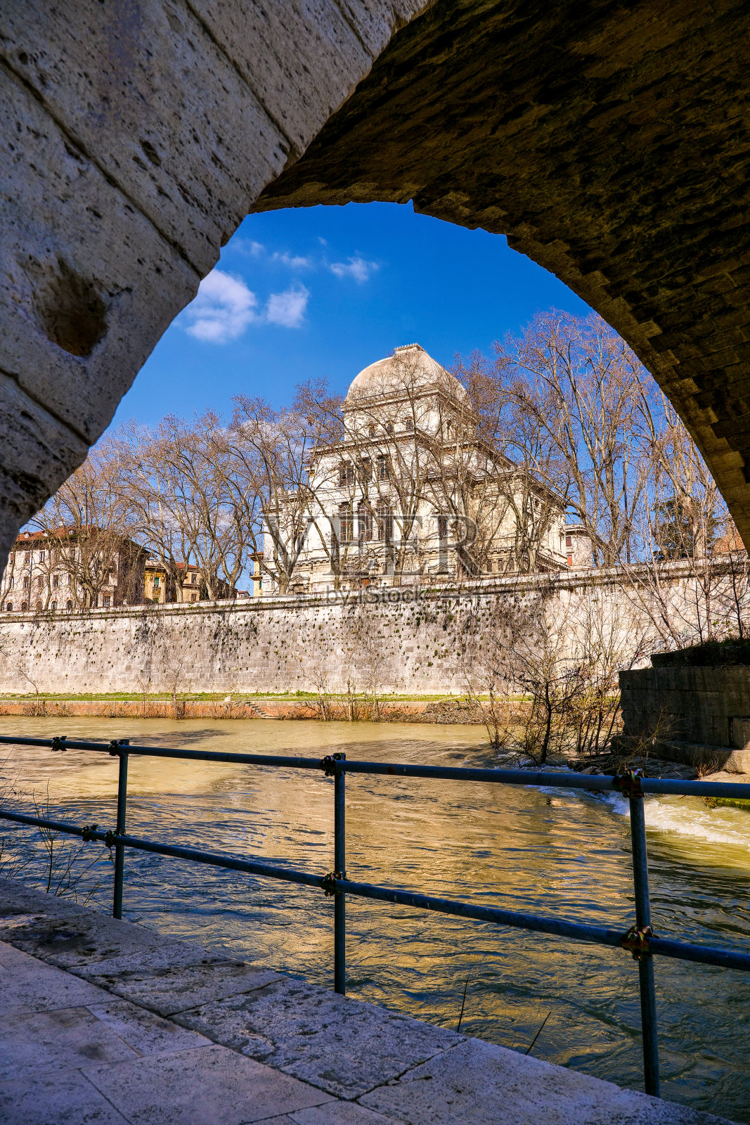 从台伯河的法布里丘斯桥下看到的罗马犹太会堂照片摄影图片