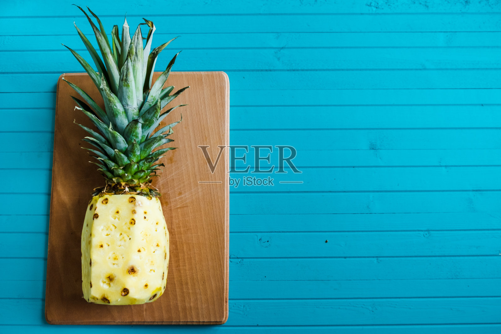 热带菠萝木制背景，水果或夏季横幅照片摄影图片