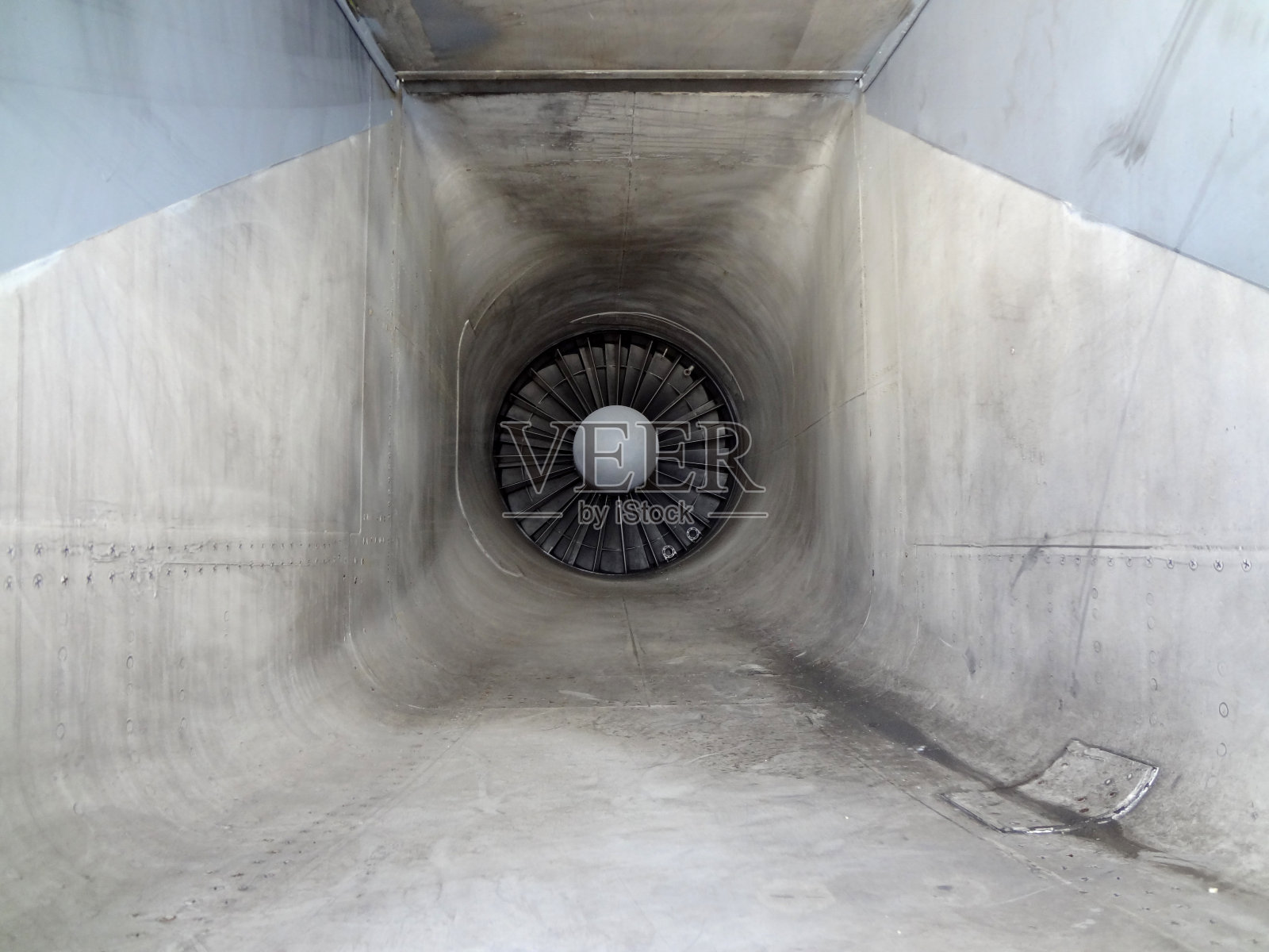 关闭带有涡轮和风扇叶片的金属管照片摄影图片