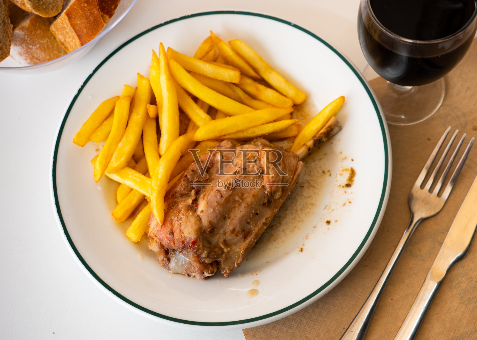 红烧猪蹄配菜薯条照片摄影图片