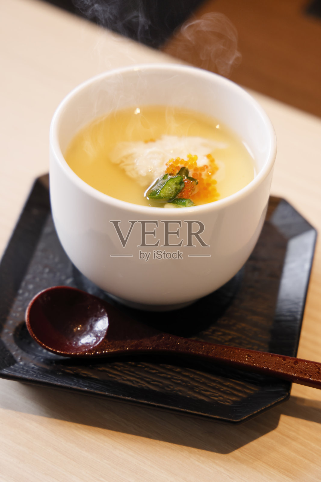 白碗里的蒸蛋看起来很好吃照片摄影图片