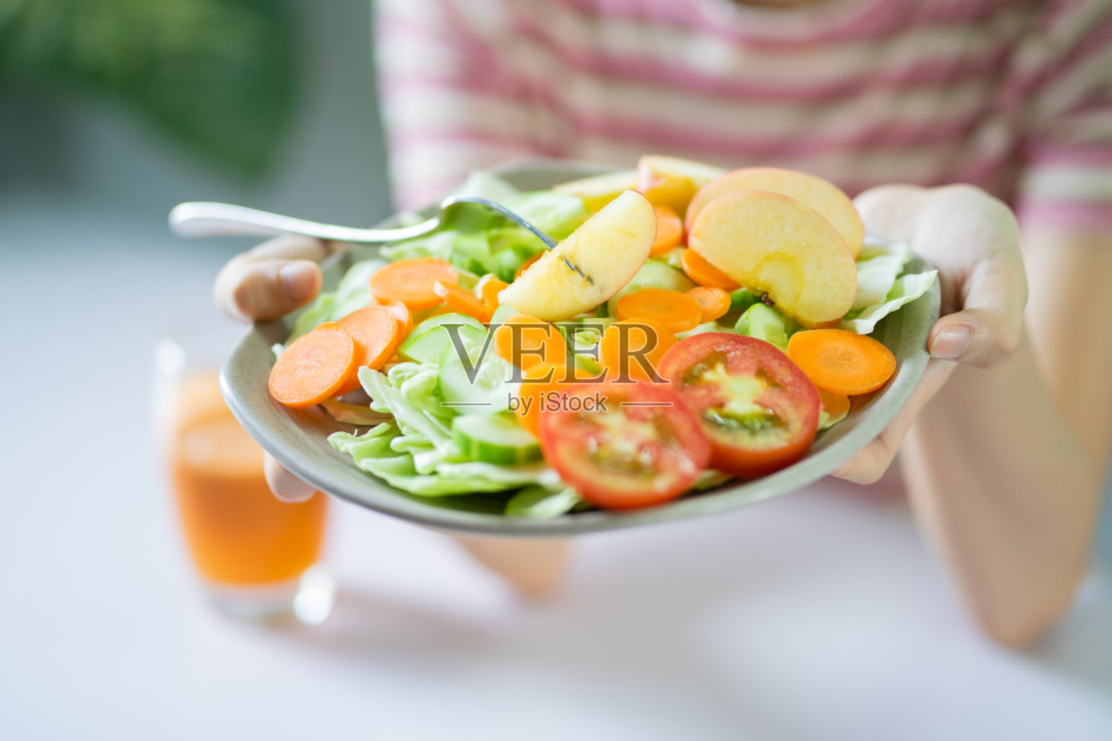 吃健康食品的亚洲女性照片摄影图片