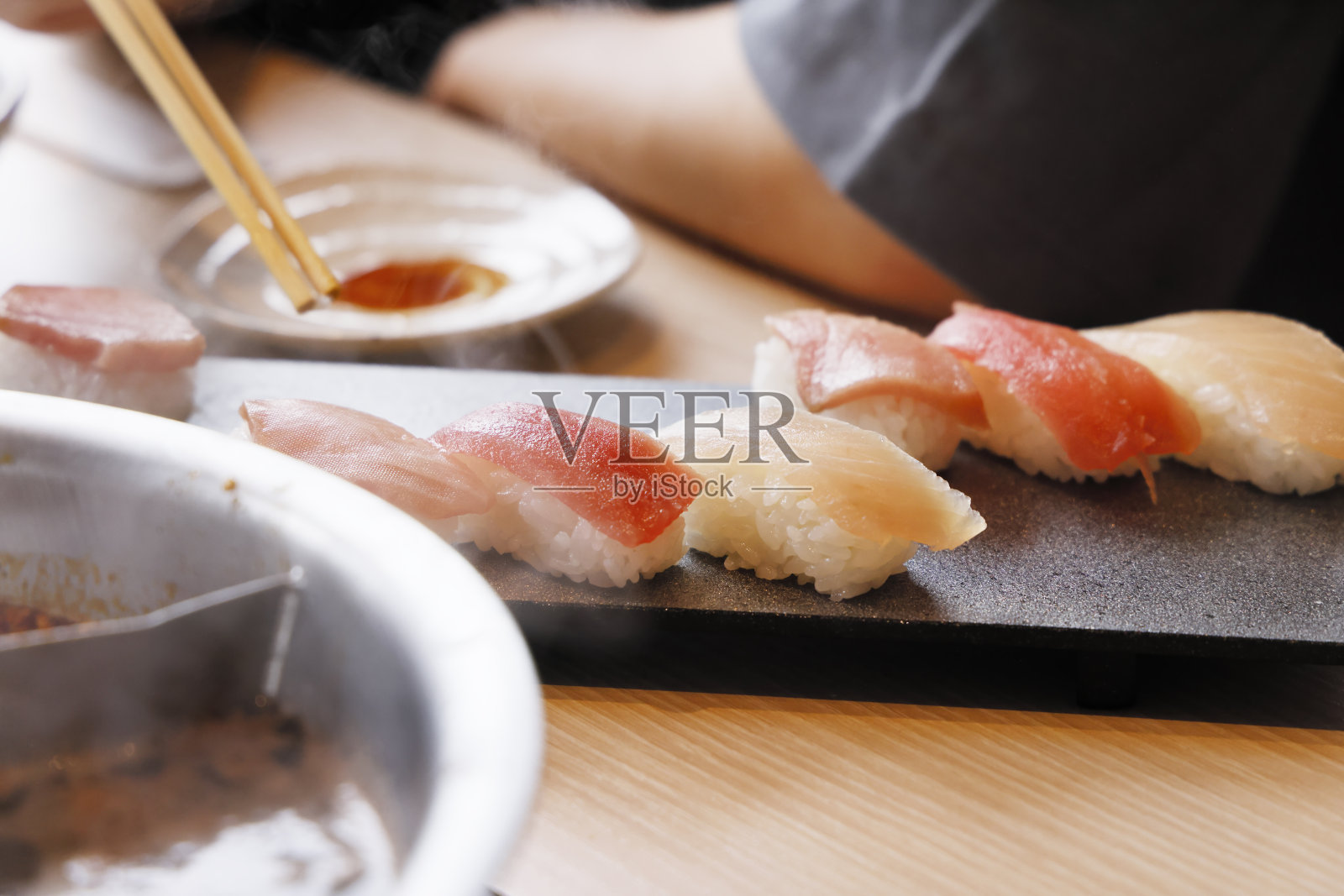 桌上放着美味的金枪鱼寿司照片摄影图片
