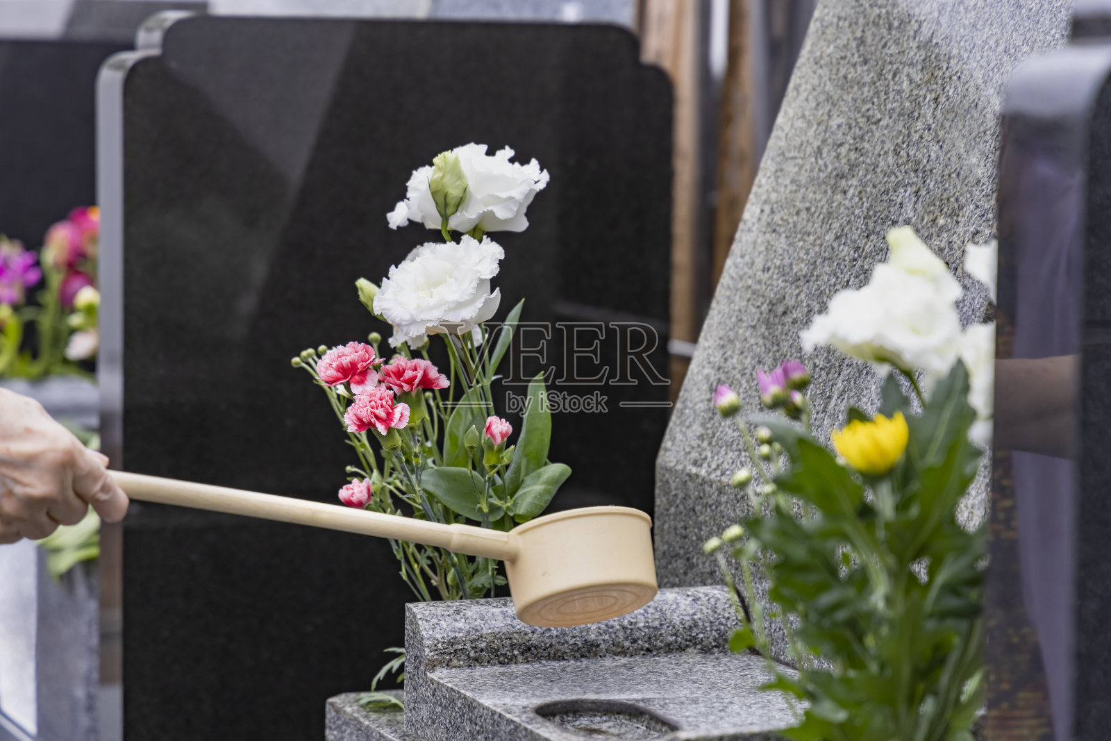 墓中有祖先的遗体和献花照片摄影图片