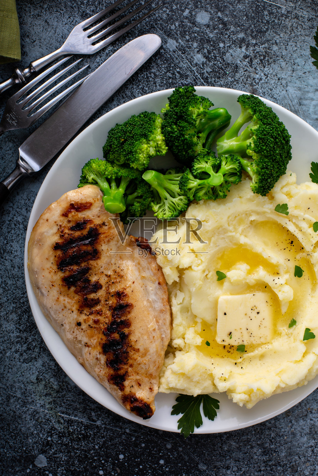 健康而丰盛的晚餐是烤鸡胸肉照片摄影图片