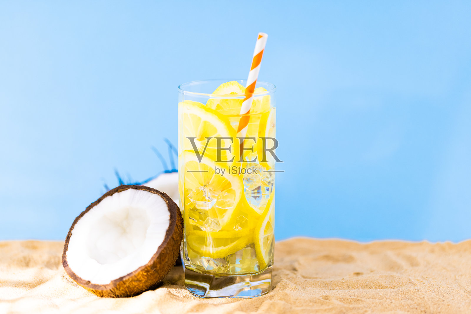 沙滩上有椰子和柠檬水。旅游和海滩度假照片摄影图片